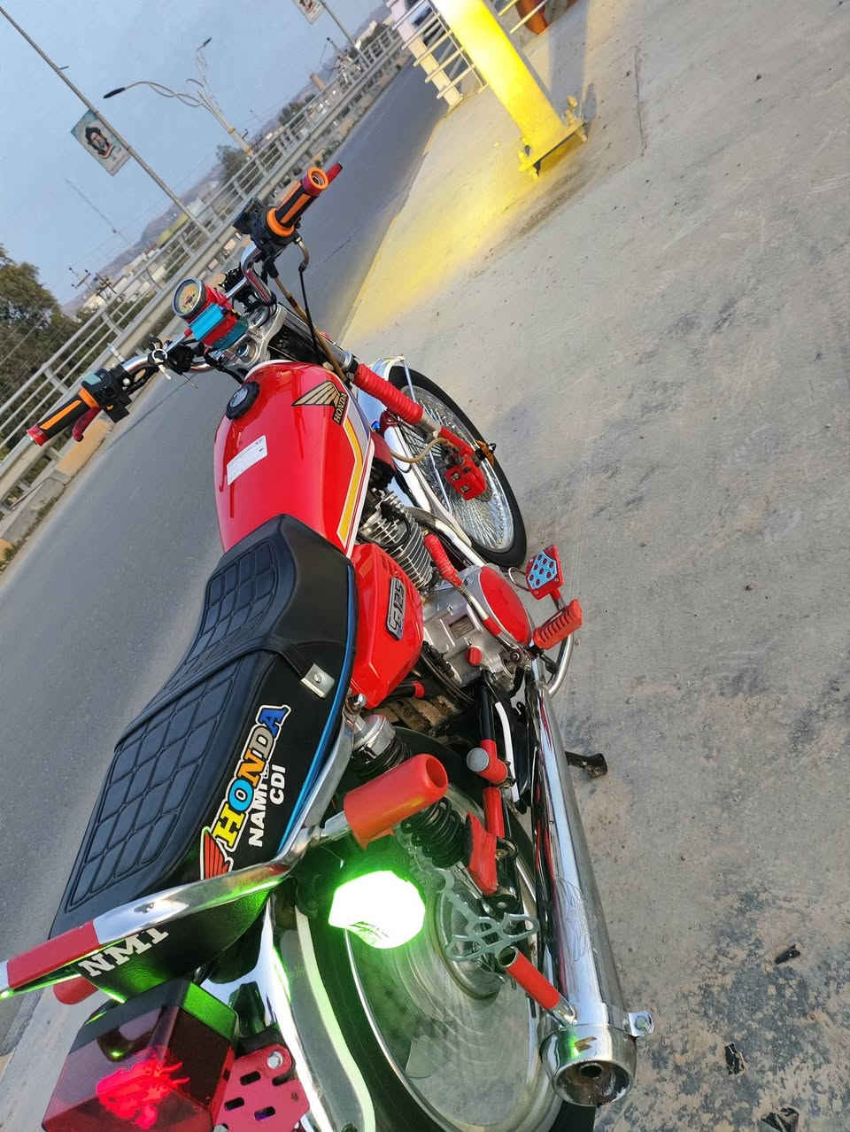 دراجە للبیع نامی تو پرو خمسة گیر مودیل2023مەنەفیست محرک200cc
وارين، دي جي،  الكهربا کل اشتغل
الدراجة النارية سريعة جداً
سعر خاس رقم***********
