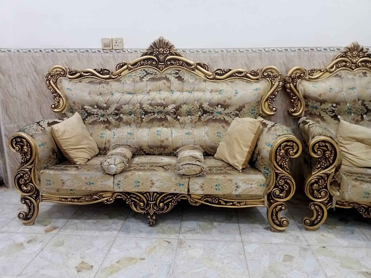 تخم ملكي البيع سعر 500بي مجال عنوان شارع 20 حي الرئاسة 3طبلات وياه رقم الهاتف ***********
