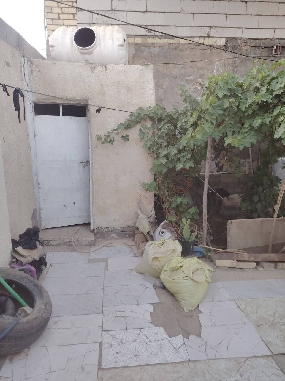 سلام عليكم  بيت 120 متر غرفه وصاله ومطبخ وحمام  وبي حديقه جبيره  شارع المطار الجديد يم اسواق فدك السعر 15 وبي مجال راعيه مسوي حادث ومتوازي ع فلوس مكتب الصدرين ***********
