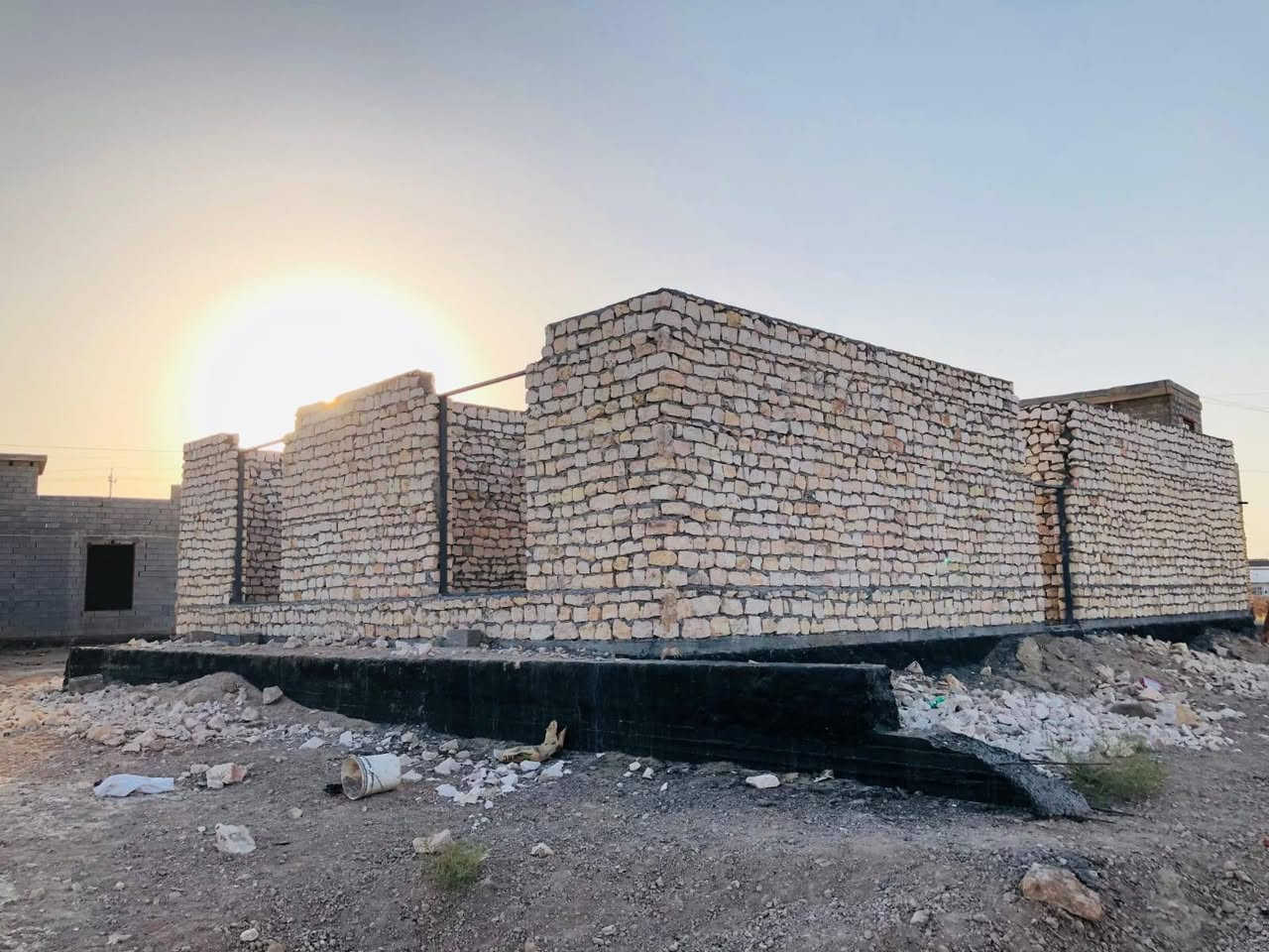 سلام عليكم 
يوجد بيت هيكل للبيع
المكان الصديقيه ،،قرب المرقي ابو يمان،،
المساحه 300
بناء حديث،،
كما موضح في الصوره،،
الاستفسار والاتصال،،
***********
