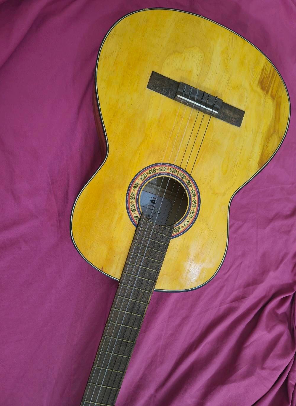 كيتار ماتابور (Matapour) كيتار كلاسيكي نظيف جداً "أخو الجديد" للبيع 🎸
للي يدور كيتار مرتب وصوته دافي ونقي، عندي هذا الكيتار (Matapour) الإيراني الأصلي (صناعة سنندج) موديل 001.
ليش هذا الكيتار لقطة؟
الحالة: نظيف جداً واستخدامه قليل جداً، وبدون أي خدش أو تشوه نهائياً (تگدر تگول أخو الجديد).
الخشب: خشب طبيعي أصلي ومتين، معروف بقوة تحمله ونغمة صوته المميزة.
الحجم: حجم كبير (Full Size) ومريح جداً بالعزف، سواء كنت مبتدئ أو محترف.
الملحقات: يجي وياه جنطته (الحقيبة) الأصلية مالته.
المنشأ: ماركة ماتابور غنية عن التعريف بجودتها للتعليم والعزف الكلاسيكي.
السعر: ( 175 ألف دينار) وقابل للتفاوض  
المكان: (ذي قار )
للتواصل والاستفسار، يرجى مراسلة الرقم على واتس اب ***********



#كيتار # الآلات موسيقية 