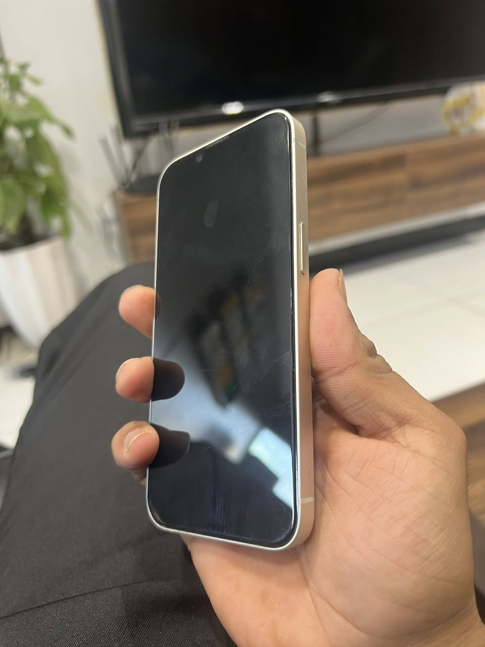 سلام عليكم
ايفون 13 عادي 
ذاكره 128 
بطاريه 88
نظافه 90/ 100
سعر 450 الف
مكاني بغداد الحسينيه 
رقم  ***********@
