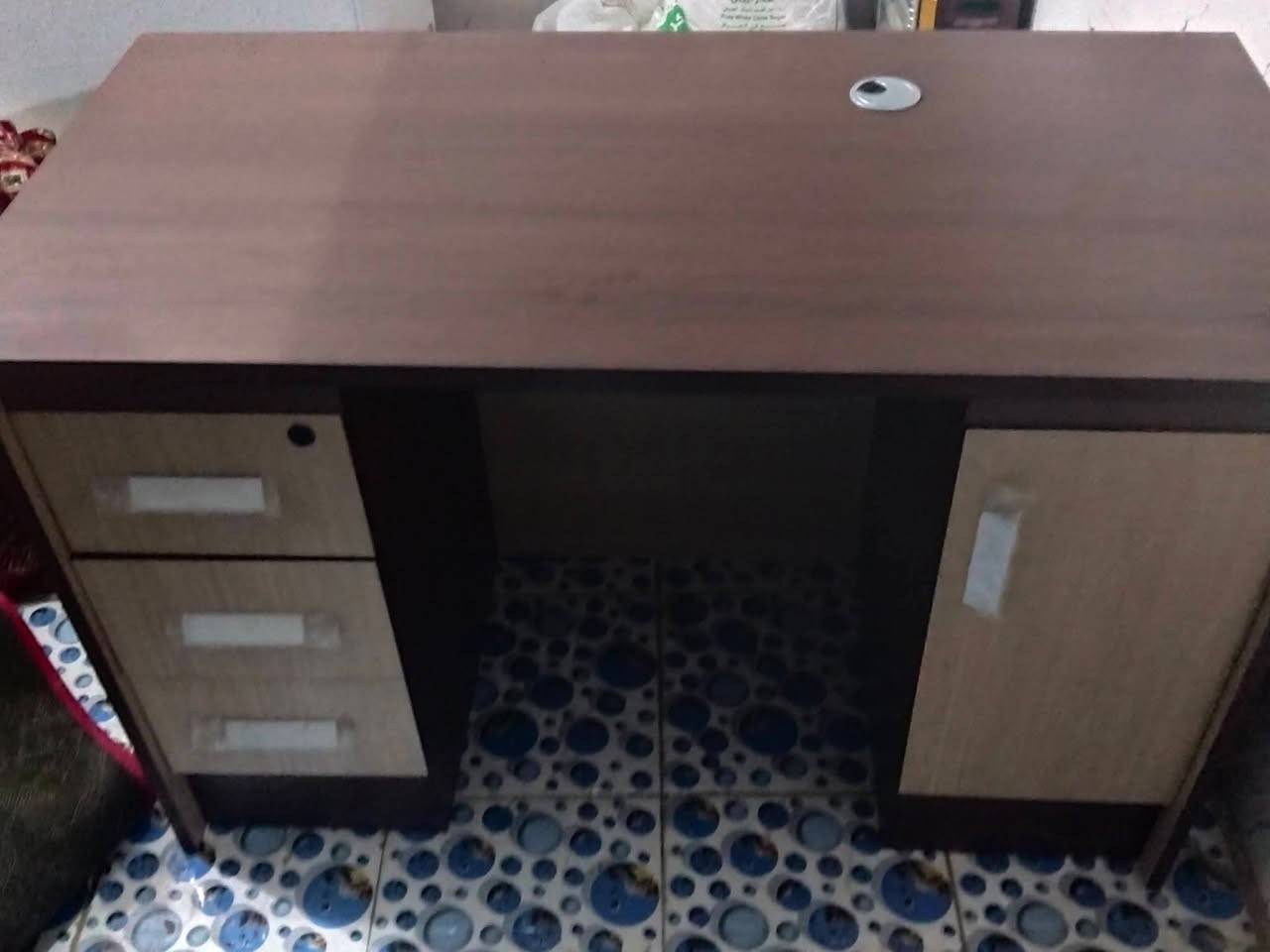 سلام عليكم ميز مكتبي للبيع نظيف حيل ما مستعمل  طول 120 وعرض 60 سعرة 125 وبي مجال للاستفسار ***********
