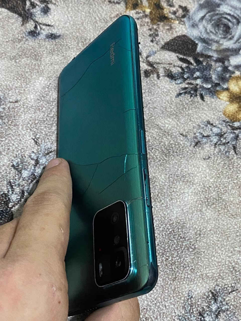 ملاحضه محضور من التعاليق تفضل خاص لو اتصل على الرقم
للبيع ريدمي هوت 10 برو 128GB
اللون: أخضر زمردي

المواصفات:
- ذاكرة 128GB 
- رام  8 
- كاميرا 64MP تصويرها نضيف
- شاشة 120Hz سوبر اموليد، الألوان نار
- بطارية 5020mAh شحن سريع 33W

العيوب:
- الظهر مفطر فطور خفيفه مثل ما باين بالصورة، بس ما مأثر على الجهاز نهائياً
- الجهاز شغال 100% لا تعليك ولا بطئ

السعر: [85] وبي مجال للشراي الجاد
المكان: [جبيريه الثالثه]
للتواصل: [***********]

الجهاز نضيف من جوه، بس الظهر مفطر  الي يريده للاستخدام اليومي او لعبة وبوبجي يشتغل فول. 60 فريم سلاسه
