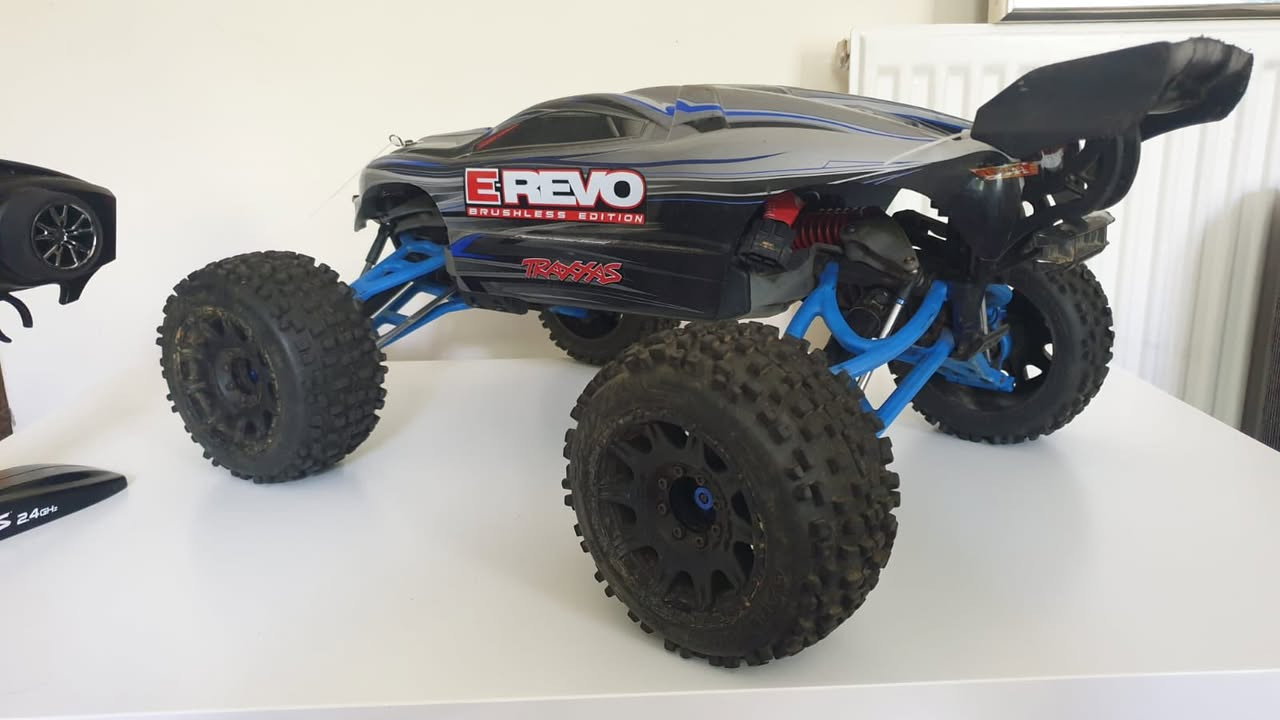 Traxxas E-revo 6S 
السعر 950 الف


**إذا كنت صاحب هذا الإعلان وتريد حذفه لأي سبب، رجاءا أرسل رسالة إلى الدعم الفني**