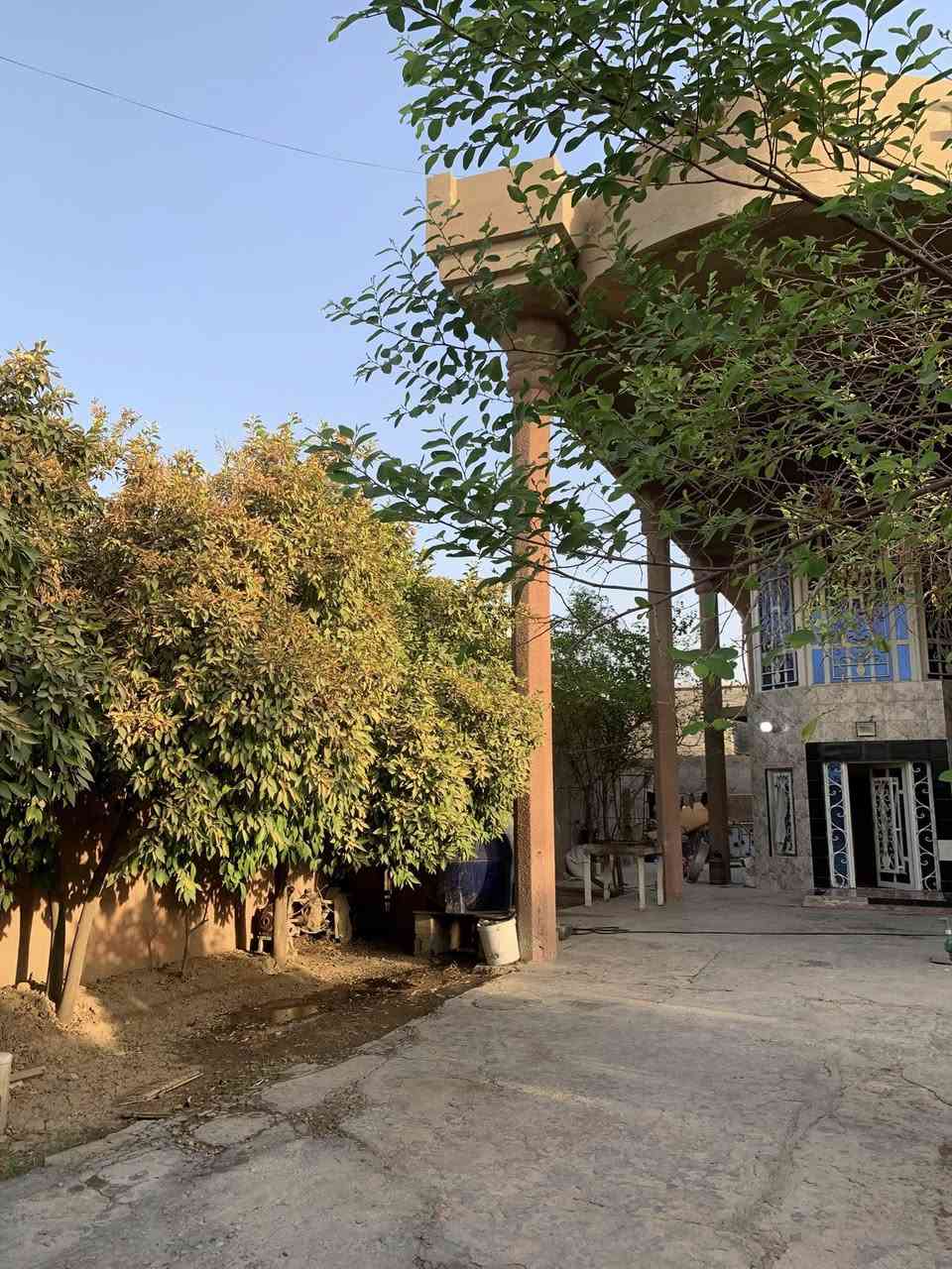 السلام عليكم بيت للبيع او مراوس بدونم العنوان بغداد المدائن قرب مركز الشباب مساحة البيت 600 متر 
يحتوي علا 
حديقة كبيرة
استقبال للضيوف مع هول 
غرف عدد 3 
صحيات عدد 3
صالة كبيرة 
مطبخ حجم مناسب
مع محل كامل بضهر البيت 
الطابق الثاني مرمم كامل ترميم جديد 
للأستفسار *********** اتصل علا هاذ الرقم او راسلني واتساب 
وشكراً.
