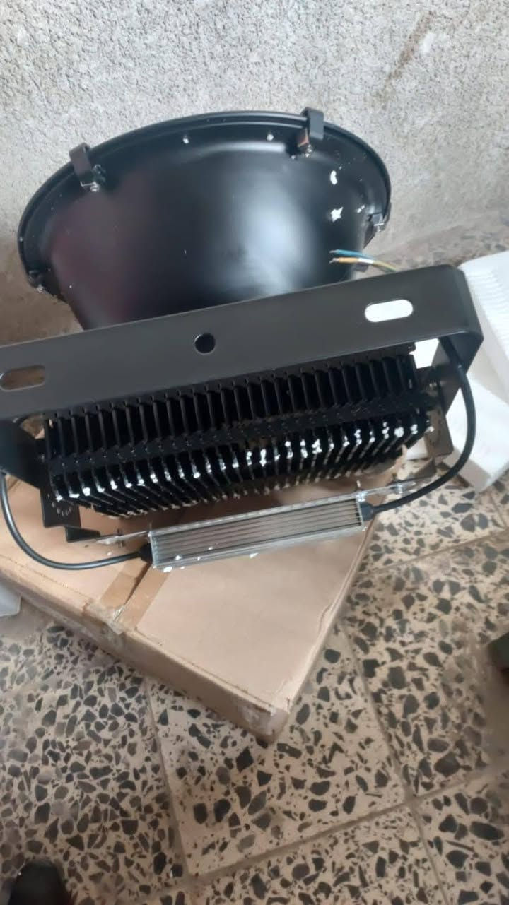 بروجكتر توجيه 

يستخدم للارتفاعات العاليه 

ذو كفائه واناره حقيقيه 

500 واط 

600 واط 

1000 واط 

بغداد / الشورجه / عكد النصارى/ خلف دائره الكهرباء 
***********
