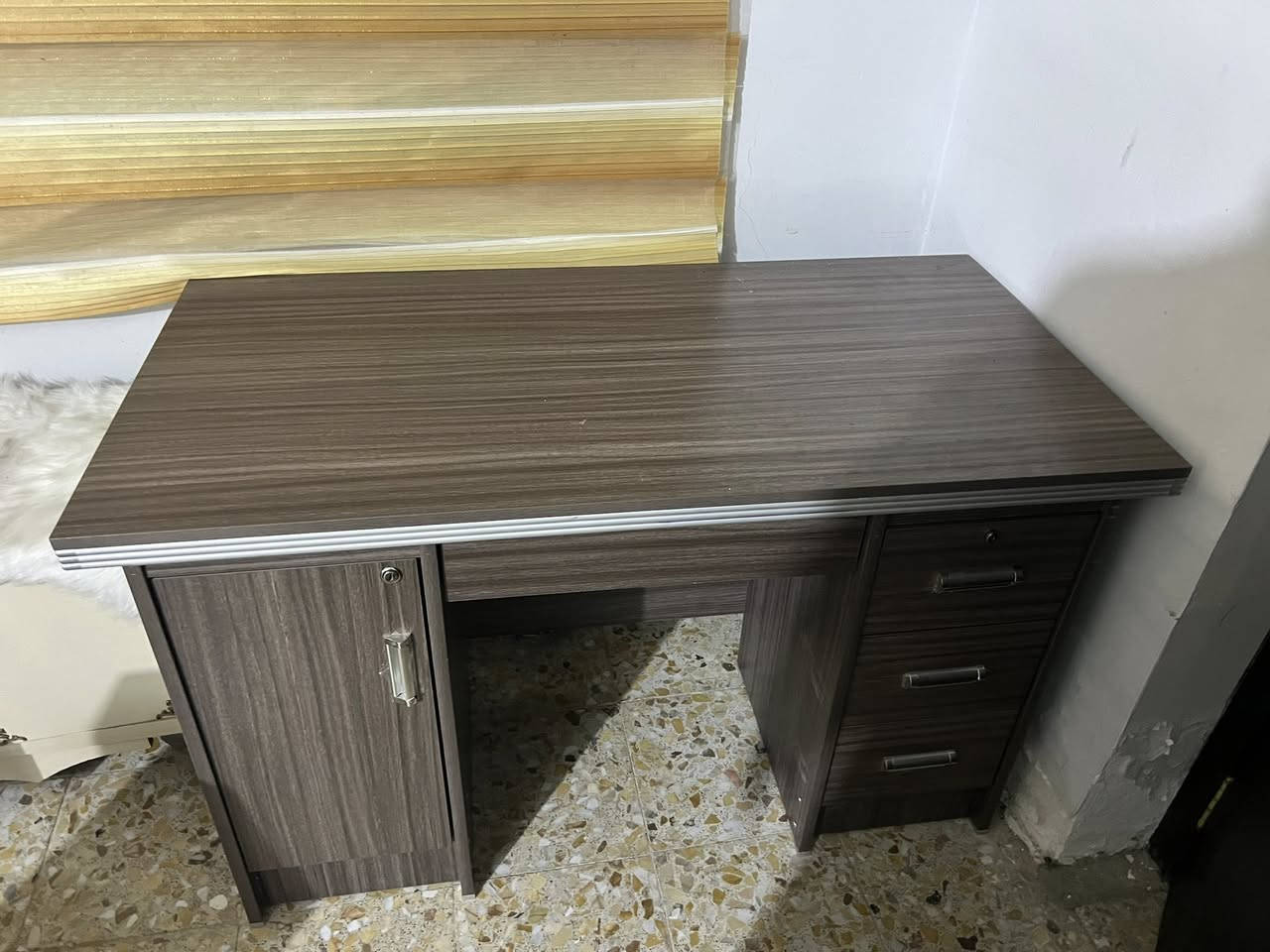 السلام عليكم ميز للبيع اخذته قبل شهرين ب 110 نضيف كلش ومفاتيحه كامله السعر 75 قفللل قفلل  تواصل  بصره قبله ***********
