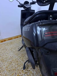 دراجه شحن باتري فول   النقص الي بيه يده بريك مكسوره  سرعه 72 جميع الحس...