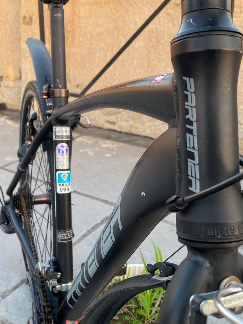 سلام عليكم بيع 
دراجة هوائية ترحال المسافات الطويلة Decathlon c700. (Hybrid) 💯🚲
غنيه. عن تعريف ☑️
معدن. بل كامل اللمنيوم ✔️

دراجه. نظافته 87‎%‎
يدات بريك امامي. خلفي. من ماركه شيمانو اصلي ✅
قبظات مايبيلك لبلادي اصلي ✔️
ماشه للمنيوم.  بل كامل 💯
مكينه. خلفي. 8\3
مكينه خلفي شيمانو اصلي. ✅
مكينه. امامي. شيمانو. 
بدال امامي من ماركه شيمانو اصلي. ☑️
مخدات. بيسكل. امامي. خلفي (FLINGER)اصلي 
جملاغات. بيسكل. اصليه من ماركه (FLINGER) اصلي
بطيخات ويل. كله بلاديه واصلي. ماركه عالميه. ✅💯
عكرب. من ماركه. (ACERA)شيمانو اصلي ☑️

بيع او مراوس. 
السعر خاص 
لاستفسار. خاص او رقمي واتساب ***********☎️
يوجد توصيل جميع محافظات عراق 🚚
