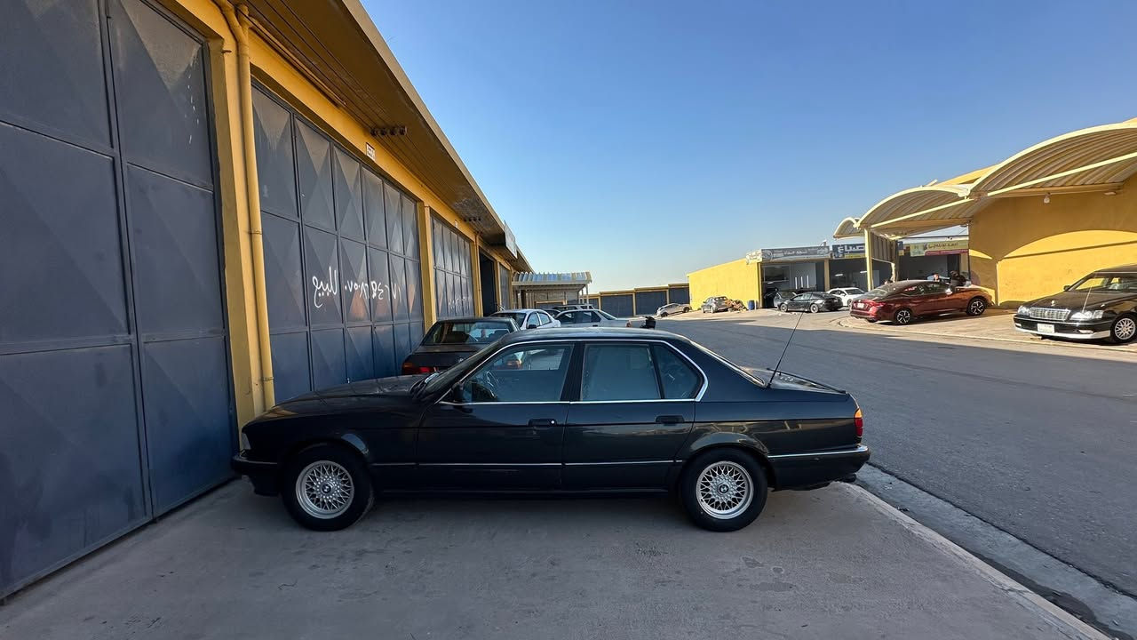 السلام عليكم
للبيع BMW 730 
السيارة تخبل ماناقصها اي شي 
رقم نينيوى كوبون بيها وتحويل بشرط 
تبريدها ثلج مابيها اي نقوصات 
السعر 50 وبيها مجال 
مكان السيارة دهوك 
***********
