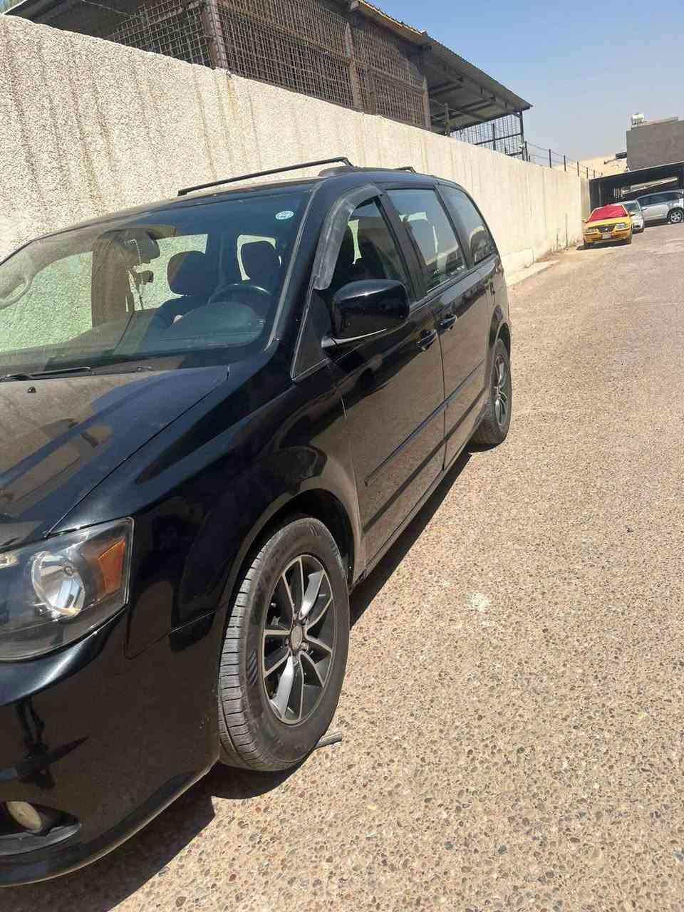 السلام عليكم من رخصة الادمن سيارة🚘 دوج كرفان 2016 السعر 140 وبيه مجال  سنويه 2028 يله تسقط للبيع أو مراوس السياره وارد أمريكي بيه 3قطع صبغ الضربه بس الجاملغ اليمنه بس البابين مرشوشات صبغ لمطابقت اللون ((فقط)) السياره ماشيه 105 مل بيبان صندوك كله كهرباء صدر أمامي خلفي تايرات جدد صارلهن أسبوع الله شاهد تجي وتشوف بعينك بيه تايرات سبير ثنين احتياط شاشه كامره تبريد ثلج تدفئه كشنات قماش بس اني مغلفه حته لا تنعدم حرامات مواصفات السياره sxt السياره جاهزه من كلشي منضومه مال زينون قوي كلش اربعه براد الناصي عالي والعالي عالي همين المكان بغداد زيونه للاستفسار الرقم ***********
