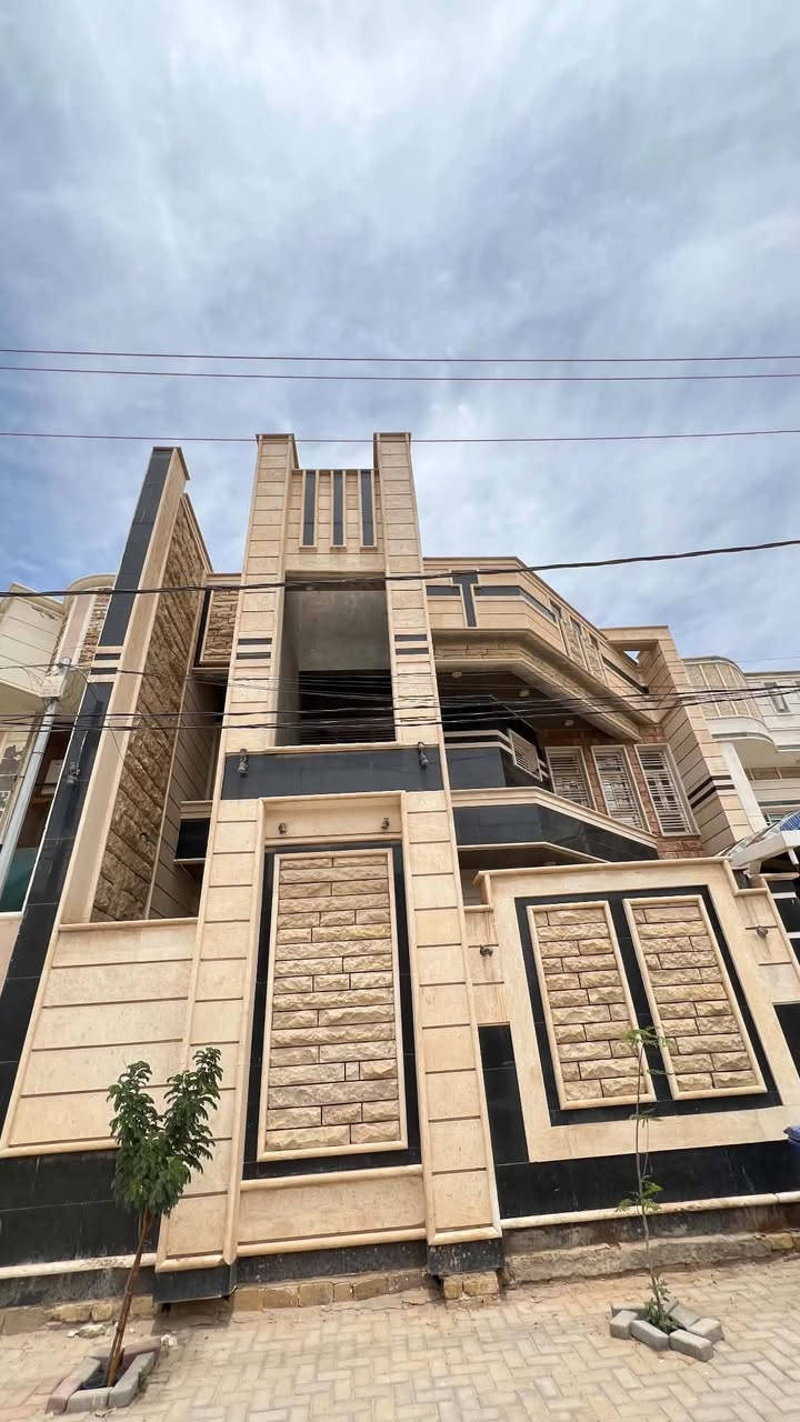 دار سكن للبيع طابو صرف
ديوانية حي الجامعة
قرب جامع سيد يوسف 
موقع مميز جدآ جدآ
يقع على شارع بعرض 20 M
المساحة 200 M  واقع حال 220 M
بناء حديث درجة اولى الواجهة 10 M
طابقين مسلح الواجهة حجر طبيعي 
الاراضية مرمر درجة اولى + بورسلين اسباني 
محتويات الدار 
غرف النوم عدد 4 / استقبال / صالة عدد 2
مطبخ حار بارد/ مجموعة صحية عدد 4
گراج سيارة 🚘
ملاحظة !!!!! 
( يباع مؤثث بالكامل او بدون حسب ظرف المشتري ) 
                     للاستفسار
مراجعة مكتب مهدي العتابي للعقار ديوانية الجزائر مقابل فندق برج الامراء
*********** مهدي العتابي 
*********** حيدر الفتلاوي
***********
