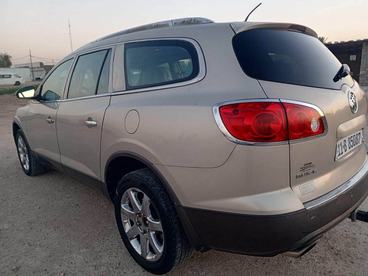 السلام عليكم 
بيوك انكليف للبيع او مراوس 
موديل 2010 
مكينه ستة سلندر (3.6)
سبعة راكب 
كشنات جلد 
كشن السائق والصدر كهربائي
تبريد ثلاث قطع 
مكينه جديده 
كير جيد جداً 
صدر امامي جديد 
منظومة احتراق كلها جديد + عبوة فيت بم جديده 
تحكمات استيرن 
اشاير بالمري 
نظام الكير اوتو +عادي 
السعر 73$ ورقة وبيها مجال 
باسمي وهزه جديده 
مكاني بغداد 
للاتصال (***********) بغداد, العراق
