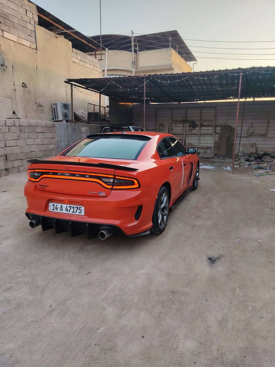 سلام عليكم 
جارجر 2018 اصل  برتقالي أمريكي 
سياره جاهزه من كلشي
والمواصفات معروفه كلهن ما عده الفتحه 
وصور الحادث موجودات بالمنشور
السعر 195
***********
