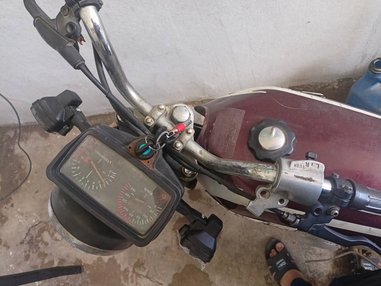 ماطور بارت خمس 99999 ماطور كامل ما يعوزو شي 
محرك كير نضيف 
وايرمنية شغالة كامل 
اويالة تايات جدد
دبلات الكدام ورة شغالة 
السعر خاص او اتصل على رقم 
*********** واتساب
