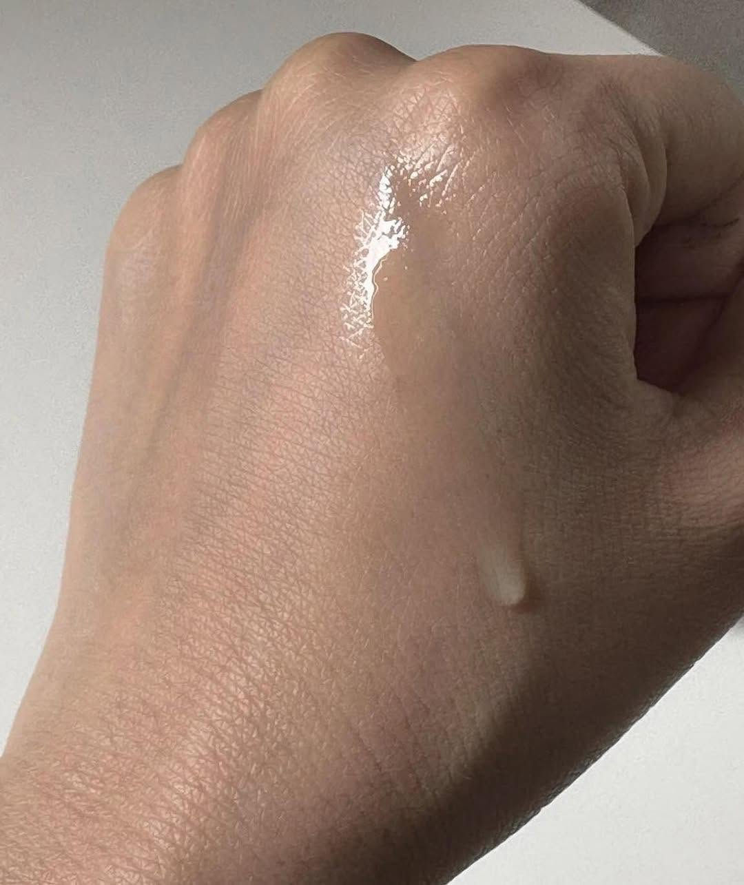 سيروم Anua 100+ PDRN + Hyaluron (حمض الهيالورونيك مع PDRN).
سيروم مرطّب ومُرمّم للبشرة، يجمع بين حمض الهيالورونيك للترطيب العميق وPDRN (مكوّن يساعد على تجديد البشرة ودعم إصلاحها).

الفوائد:
 ترطيب قوي وعميق للبشرة
 تحسين مرونة الجلد وتقليل مظهر الخطوط الدقيقة
 تهدئة البشرة وتقليل الاحمرار
 دعم تجديد الخلايا وإصلاح الحاجز الجلدي
 يعطي نضارة ولمعة صحية

 مناسب لجميع أنواع البشرة
 مثالي للبشرة الجافة والحساسة
 مفيد للبشرة المجهدة أو المتضررة
* يمكن استخدامه للبشرة الدهنية لأنه خفيف وغير دهني


**إذا كنت صاحب هذا الإعلان وتريد حذفه لأي سبب، رجاءا أرسل رسالة إلى الدعم الفني**