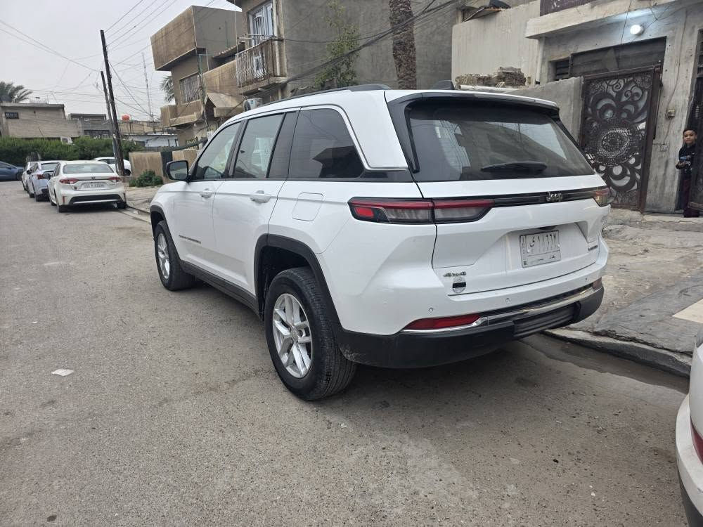 جيب كراند شيروكي لاريدو 2023 – سعرها 295 وارد أمريكي حادثها جاملغ راجع بارد ومبدل  البنيد فقط.
محرك 6 سلندر 3.6L
شاشة + كاميرا + حساسات. حساسات بالمري موصفات الاريدو. دواخل جلد مشمشي
السيارة نظيفة جداً بيها تلحيضات بارد بسيطه بالباب الخلفي، ماشية 40 الف، مكانها حي العامل ***********. باسمي السنوية. بغداد, العراق
