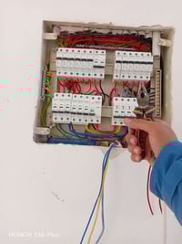 اني كهربائي متفرغ للعمل حاليا هذا رقمي 07811827868