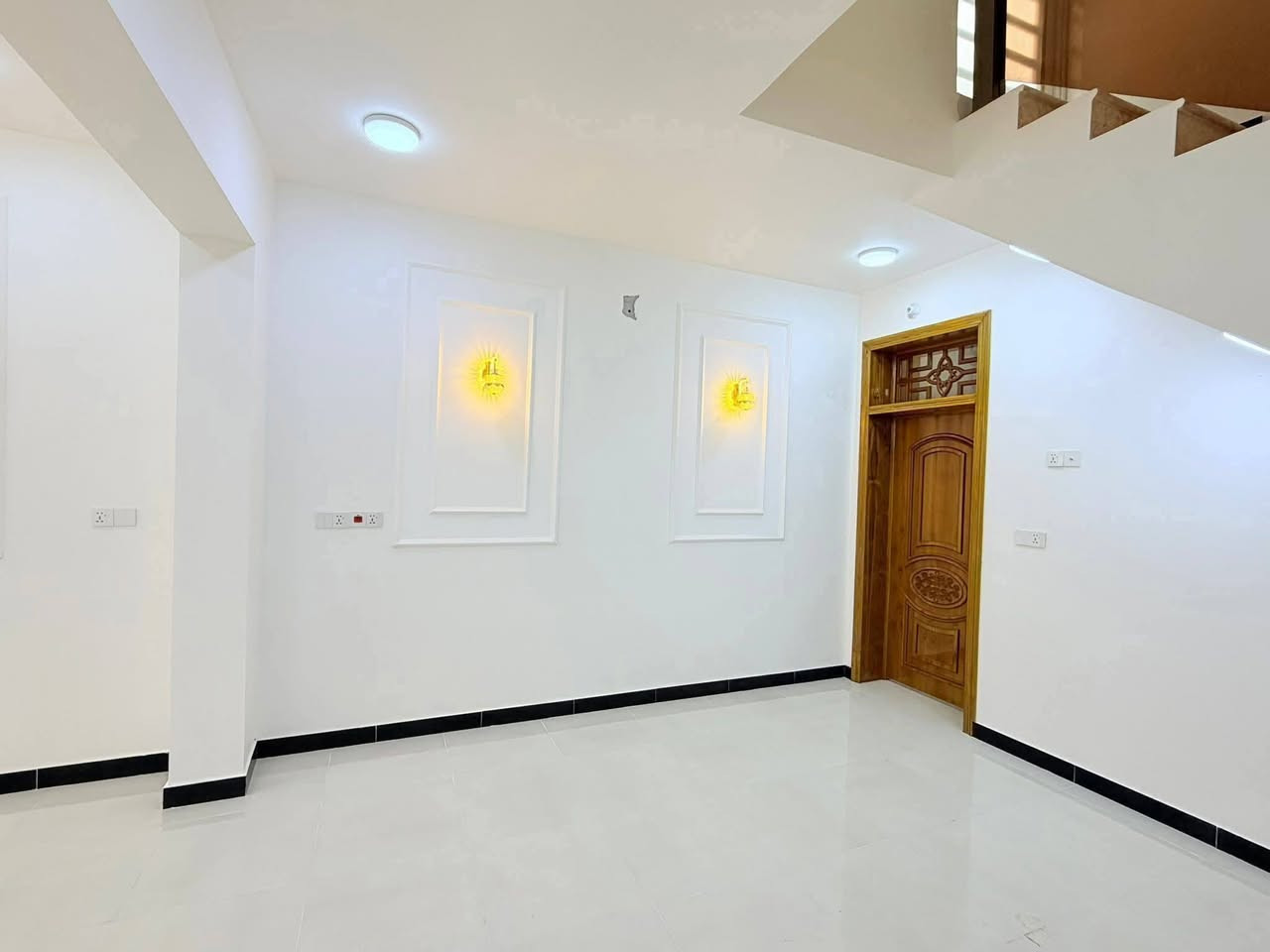للبيع بيت 100م حي النداء شارع قنبر خلف مول حكايه بناء جناي طابو صرف سعر 70 تفاصيل أكثر ☎️***********
