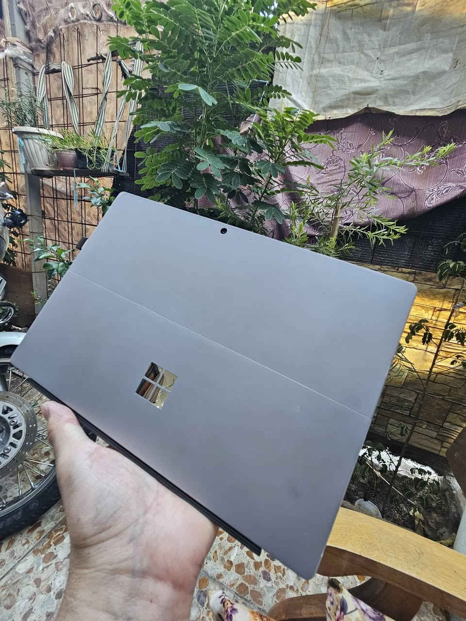 السلام عليكم
مايكرو سوفت سيرفس برو 7

الجيل العاشر.      Core i5

الهارد.   256G SSD

الرام       8G

كارت الشاشة   4G انتل

الشاشه بقياس 12.3 2.2K  دقه الشاشة كلش عاليه وواضحه 
والشاشة تجي تاج 

الجهاز بحاله ممتازه شحن ممتاز وسريع ممتاز للأعمال المكتبيه والدراسه والوورد والاكسل وغيرها
الملحقات شاحنه + جنطه + ماوس
السعر ٤٠٠ الف 
مكاني بغداد الشعله الرحمانيه
***********
