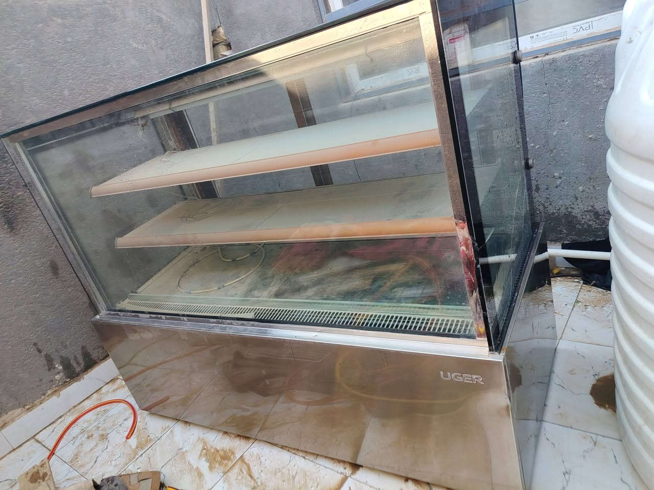 السلام عليكم غراض جبناهن لمشروع وصار عدنة ظرف ومافتحنة المشروع اصلا 
فرن معجنات جديد مامستعمل بس 3مرات للتجربة وبقة متروك هوة وقاعدة ويا كاملة  سعرة 750 هوة وقاعدتة شاهد الله بلاش وموسعرة

عارضة كيك اصلية ايكور اشتريتها مستعملة وفقط جربناها شغلناها وتبريدها ماشاء الله  بيها فطور بجام مامأثرات ابد لأن طبقتين هنة  وصار من شتة مامشتغله  اني اخذتها ب900 واهل المعجنات يعرفون شكد غاليات ذني فا تقييمكم الها بيش تفيدكم من يجي المشتري يفحصها ويشوف بيش تفيدة وسهلة ***********
