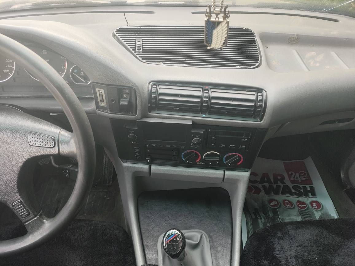 بیئێم 525i کەپس دیجیتاڵ گێڕ عادی مۆدیل 1991 
چوار جام کارەبا
سڵاید
تەبرید سارد و گەرم لەسەر سویچ ئیش دەکا
شەغالە و بەکۆنتڕۆڵ پێ دەبێ 
داخستنی هەر چوار جام لەسەر کۆنتڕۆڵە
کارەبایاتی کامل بە شەرت بێ خەلەلە و لەسەر بیلادیە 
گێڕو مەکینەی بێ کێشەیە و لە 100 کیلۆمەتر 12 بۆ 15 لتر دەخوا

سعری 67 وەرەقە و مەعمەلەشی تێدایە
*********** أربيل, العراق
