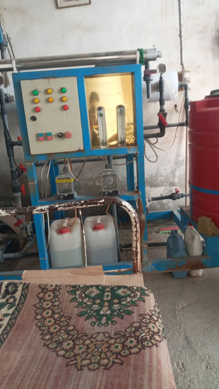 سلام عليكم 
للبيع 
 مكينة ماء ارو ام المتر معه 3براميل  كل برميل 3000 التر  
‏‪0772 477 7545‬‏
