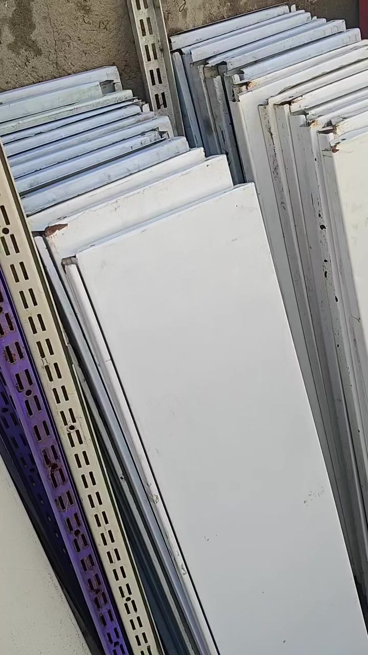 سلام عليكم رفوف للبيع 38 رف لون الاحمر  و50 رف الأبيض مع سجج وحمالات مكاني بغداد الاسكان تواصل على خاص او اتصل ***********
