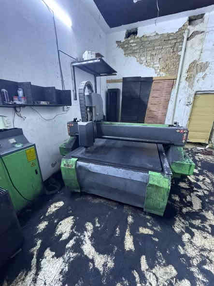 cnc لببيع السعر 25 ورقه 
العنوان بغداد الحرية 
سبندل 6 كيلو واط 
تبريد هواء 
صناعيه 
شغاله بدون اي عطل 
***********
