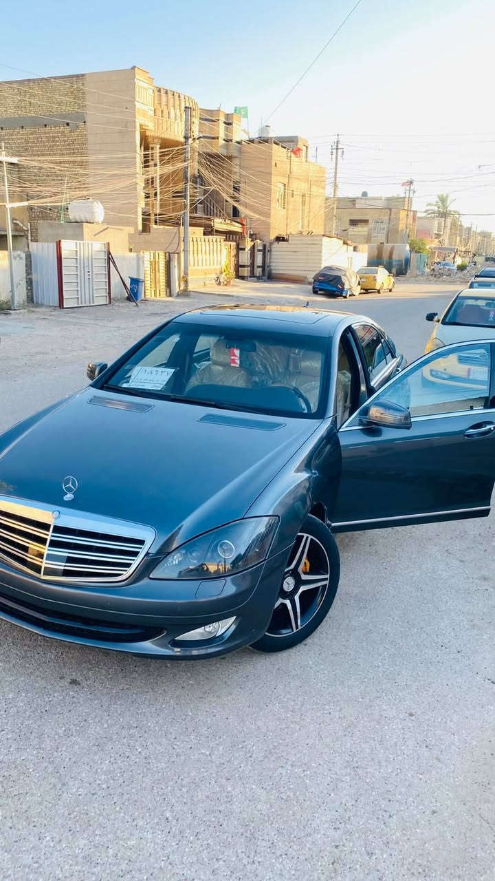 السلام عليكم مارسيدس البيع بسعر كورلا
مارسيدس S500 2007 الارج باب طويل وارد اليابان 
لون نفطي 
داخل بيجي واسود وغرفه نضيفه جداً
محرك 8 سلندر 
السياره جاهزه ما تصرف عليه ربع 
صبغ عام فقط جماليه خارج العراق بدون قرطه معجون ودكه الجاكوج 
كشنات تحكم وتدفئه تبريد 
رادارات و حساسات اماميه و خلفيه
3 بردات 
تبريدها ثلج 3 قطه 
مكان السياره بغداد 
(***********)الاتصال و الاستفسار 
السعر (160) وبيها مجال
