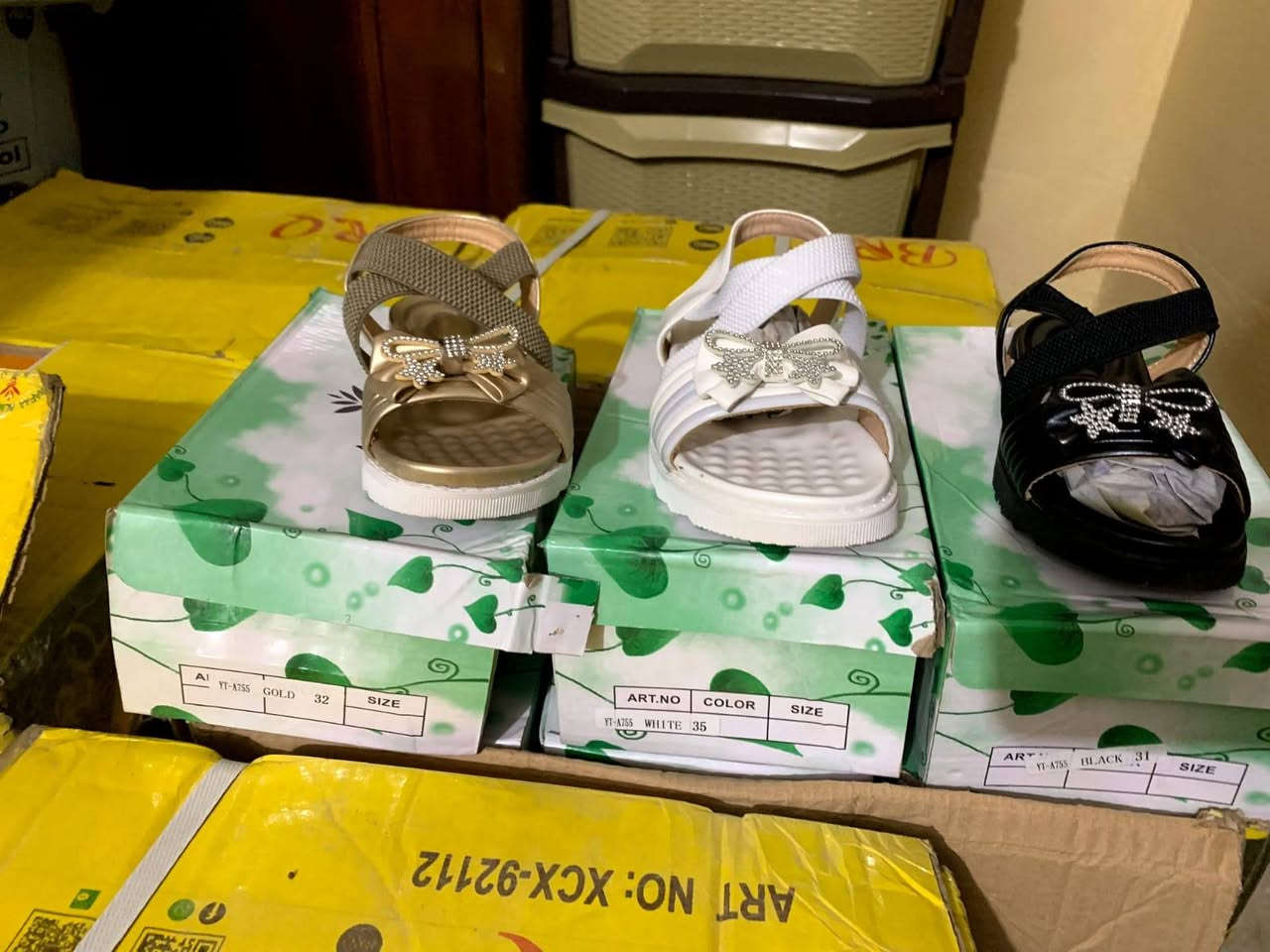 احذيه. للبيع.  جمله فقط.   قياسات. من 26الى36. 
السعر 3500.     العنوان موصل حي البكر.   
التواصل. على الرقم. ***********
