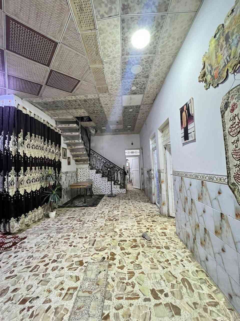 يالله اللهم صلي ع محمد وال محمد 
#بيت و #مشتمل للبيع مساحه 250 متر 30 متر مشتمل ما كامل بناء بصف البيت 
البيت نضيف جدآ اساس صب كونكريت وسقف كونكريت مسلح  البيت يحتوي ع غرفتين وصاله ومطبخ وستقبال وصحيات برا وداخل وثنين مكشوفات بيت وطارمه جبيره ومخزن فوك جبير شبه غرفه 
البيت نضيف مثل ما واضح بلصوره بيع البيت اسباب خاصه 
#عنوان البيت المطار مقابل بوابة الخروج 
#البيع مباشر من صاحب البيت #رقم صاحب البيت *********** السعر 65 وبي مجال
