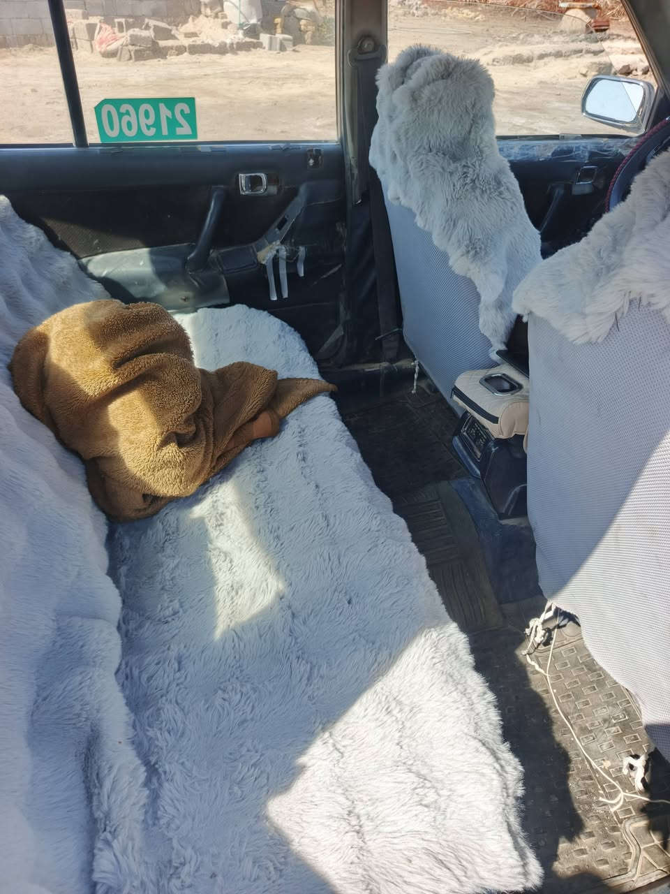 لسلام عليكم سياره سيدان للبيع مديل 1990 محرك وكير عل شرط مكفولات رقم نكليزي بسمي مداور بي وقت السعر 30 وبيه مجال مكان الخضر ***********
