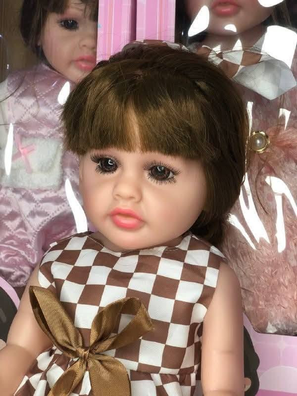 👶💖 وصلت أجمل عروسة سيليكون هتخطف القلوب من أول نظرة! 😍✨
🥰 ملامح واقعية جداً وكأنها بيبي حقيقي
👗 ملابس شيك وخامة ممتازة بتفاصيل جميلة
💇‍♀️ شعر كثيف وطويل وناعم بجودة عالية
🤍 حجم كبير ومناسب للأطفال
🎤 ومعاها جهاز بتغني بيه ويضيف متعة أكتر للعب

👶 شكلها قريب جداً من حجم البيبي الحقيقي
🧠 بتساعد على تنمية الخيال واللعب التخيلي وحب الرعاية والاهتمام
🎁 هدية مميزة جداً للبنات في كل المناسبات

✨ خامة السيليكون رائعة ولمسة ناعمة
📦 بتيجي في علبة شيك جداً مناسبة للهدايا

❤️ اختيار الشكل عشوائي كلهم قمرات 😍

#عروسة_سيليكون #عروسة_بيبي #العاب_بنات #هدايا_بنات #العاب_اطفال #عروسة_تغني #بيبي_سيليكون #العاب_مميزة #هدايا_اطفال #لعب_وتسلية 👶💖🎀✨🥰


**إذا كنت صاحب هذا الإعلان وتريد حذفه لأي سبب، رجاءا أرسل رسالة إلى الدعم الفني**