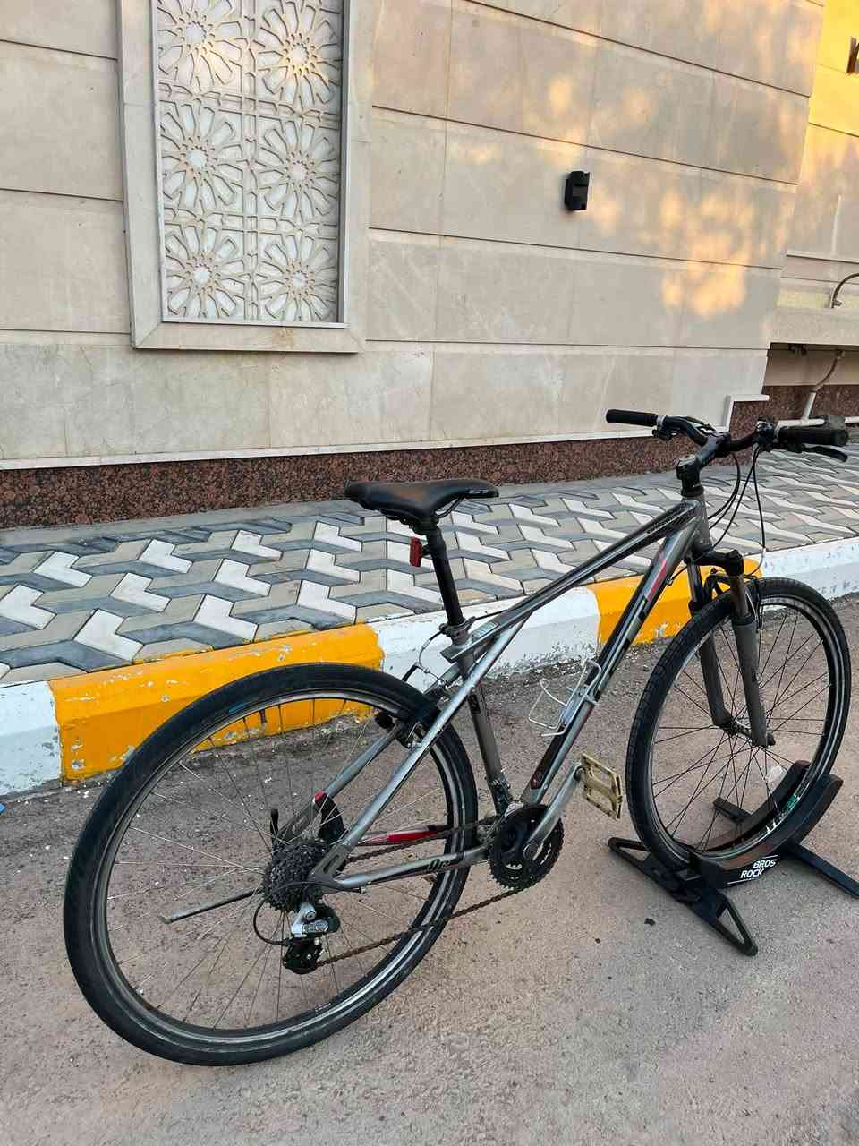 السلام عليكم 
للبيع دراجه من ماركة GT الامريكيه 
حجم الدراجه 27.5 
القياس M ميديم 
سستم الدراجه من ماركة شيمانو فئه التوس 
تايرات شوالبي 
معدن الدراجه ألمنيوم 

الدراجه كلها على وضع الحاويه و مملعوب بيها ايشي و كلها قطعه وحده على وضع الشركة 

السعر 260 
مكاني بغداد زيونه 
هاتف *********** 
متوفر توصيل لجميع محافظات العراق.
