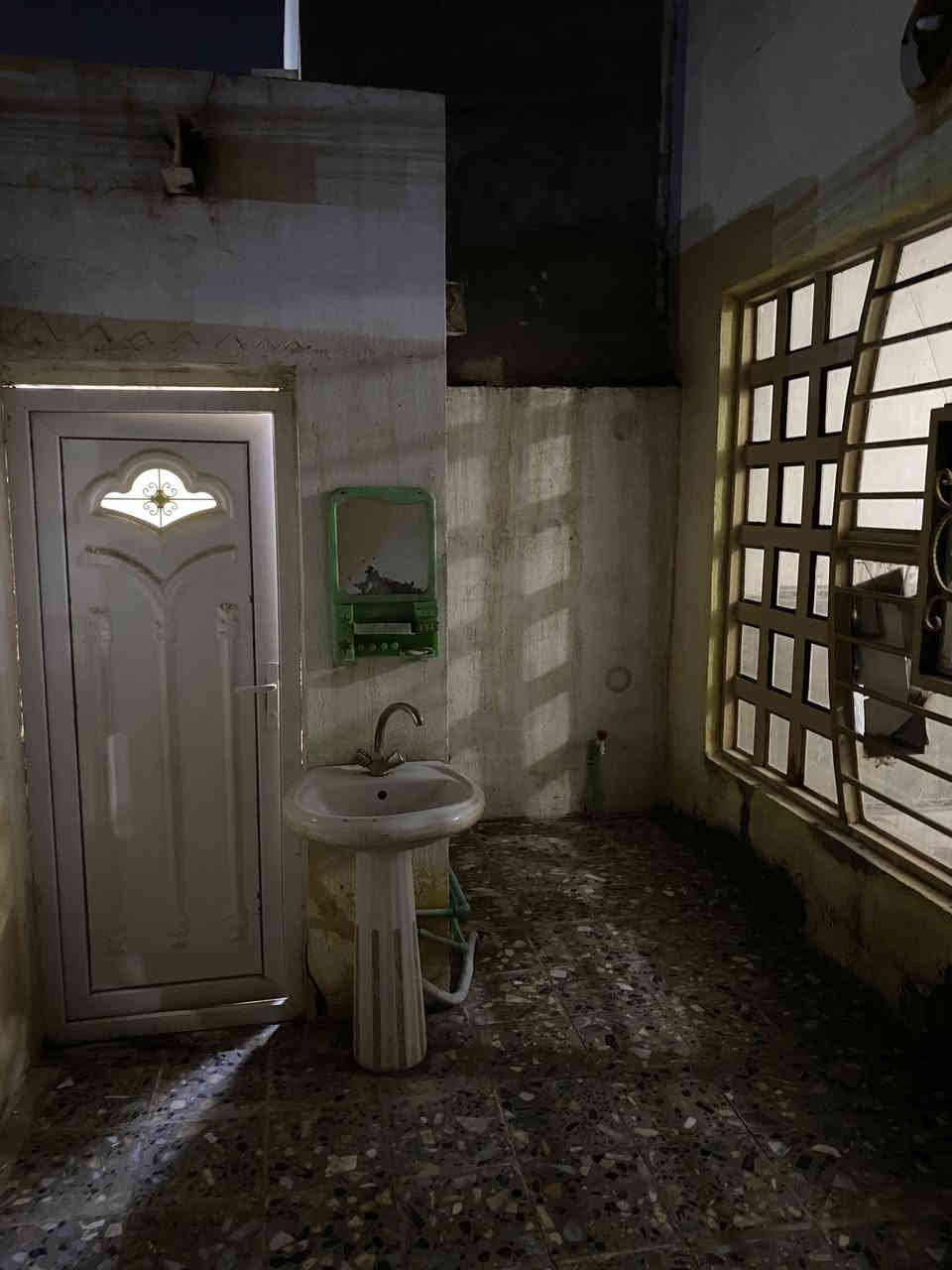 بيت للإيجار 100 متر زراعي يحتوي على غرفة نوم كبيرة وصالة واستقبال وحمامات داخلية وخارجية ومطبخ بناء جدا نظيف 
نهاية شارع الاطفاء السعر 250 الف 
للتواصل ***********
***********
