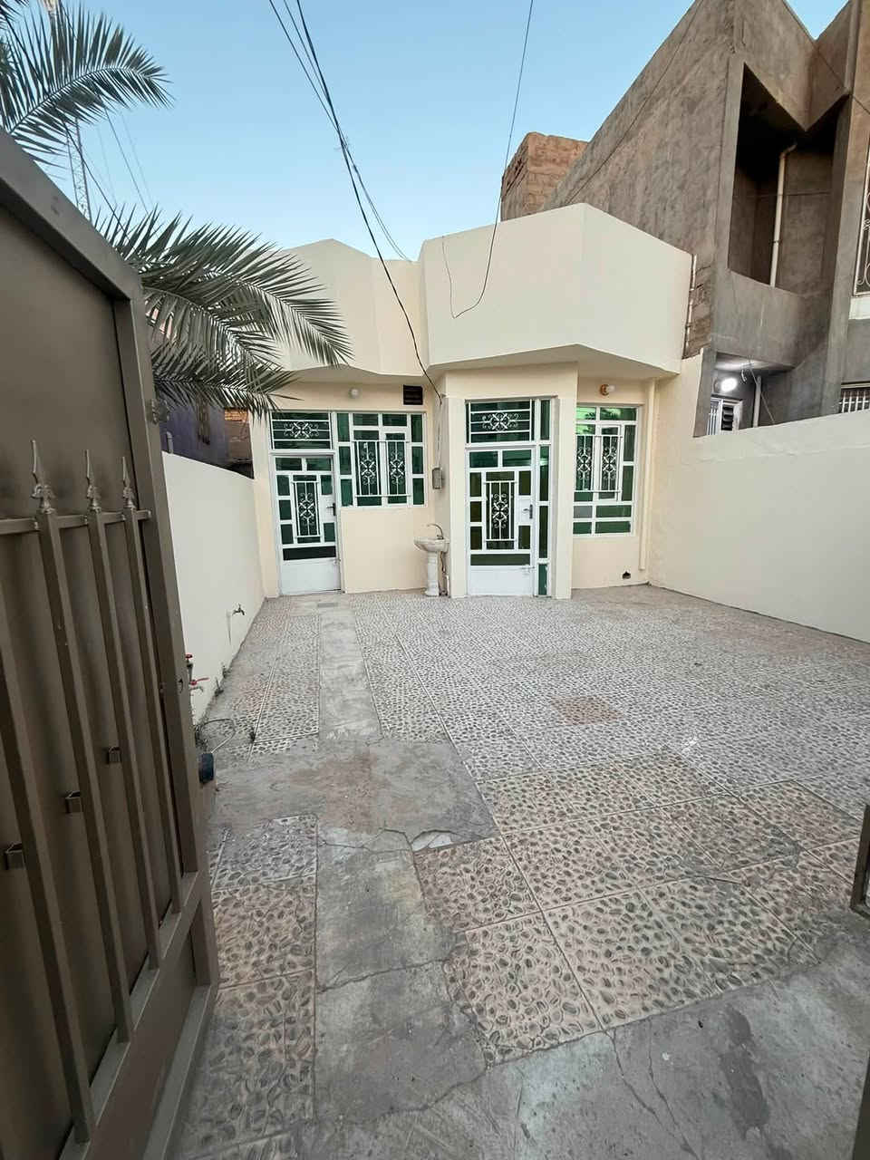 بيت بشهداء يم جامع عائشه   للبيع.   بأسمي  طابقين مساحته 132 مكون من غرفتين وصاله وديونيه وكراج سياره. تواليت خارجيه وحمام داخلي    رقم الهاتف ***********
