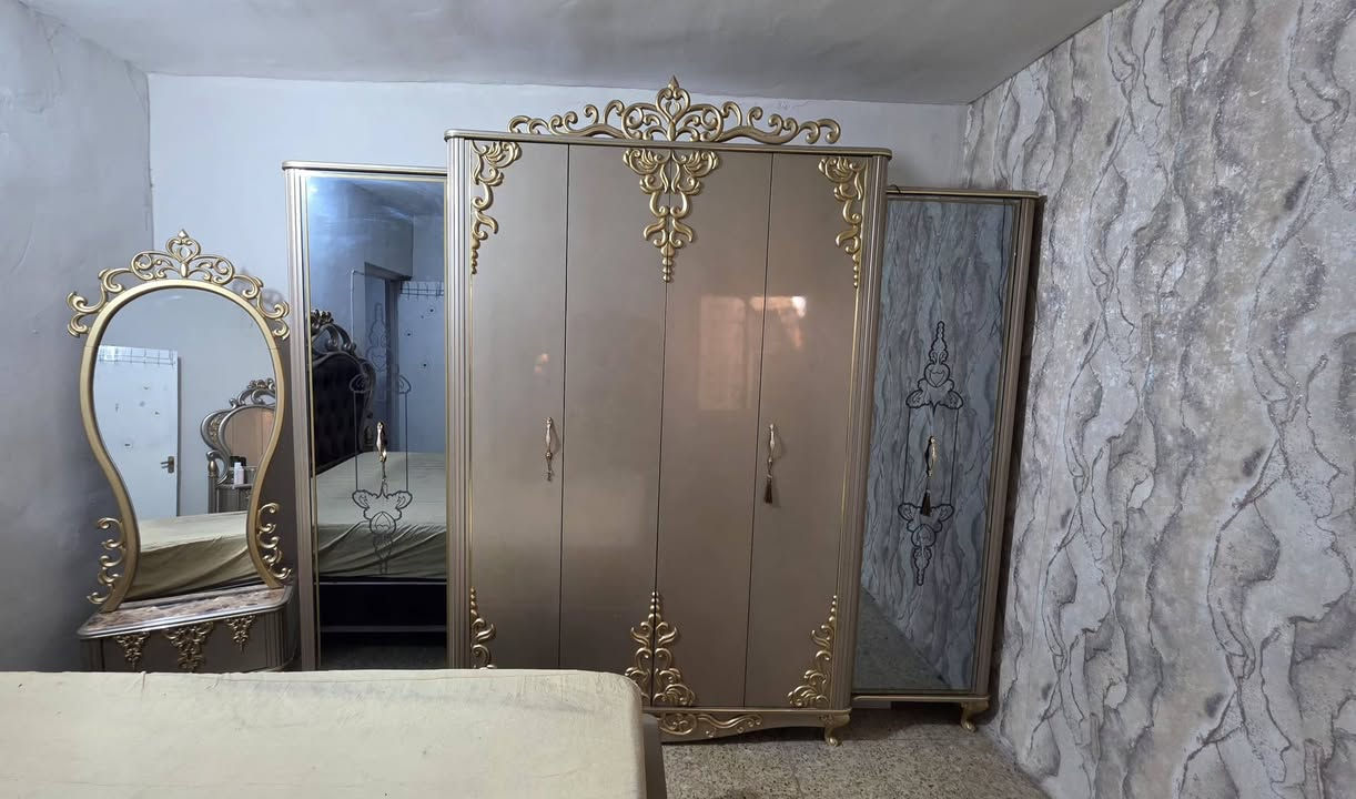 سلام عليكم 
غرفة نوم ملكي تركي  شراء من القند ٢٤ ورقة صبغ حراري واعلى كوالتي الخشب الثقيل 
جميع القطع ٩ ونسبة نظافة ٩٠% ضرر وحيد جرباية مبدل بمكانها صومية قطعتين خشب . وياها دوشك .
مكان تواجد الحرية رقم هاتف ***********
بيع مستعجل ٦٠٠ الف وتجي تشوفها شكلها احلى من صور.بحكم مكان والانارة. 
(مكلفة بالنشر)
