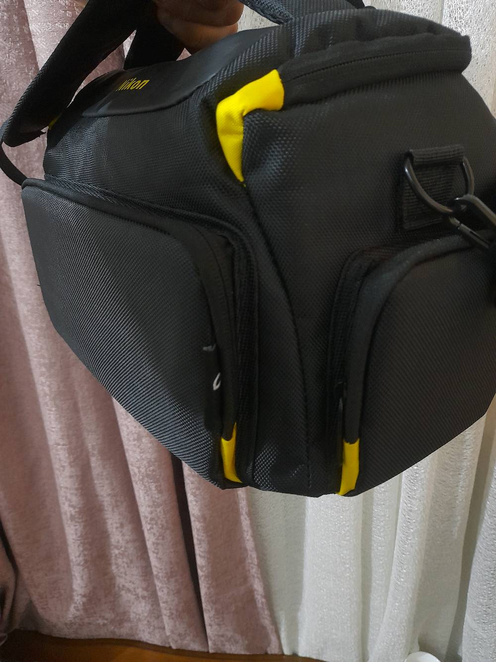 كاميرا نيكون Nikon 5100D 
شتر قليللل جدا يعني استخدام قليل بشكل مقارب للجديد نظافة 99% اذا مو 100% اصلاً 

- دقة 16.2 ميغابكسل.
- مستشعر CMOS بحجم APS-C (DX).
- تصوير فيديو Full HD 1080p.
- شاشة متحركة قياس 3 إنج.
- نظام تركيز تلقائي بـ 11 نقطة.
- تصوير متتابع بسرعة 4 صور بالثانية.
- حساسية ISO من 100 إلى 6400 (قابلة للتوسيع إلى 25600).
- تدعم التصوير بصيغتي JPEG و RAW.
- فلاش داخلي مدمج.
- مدخل مايكروفون خارجي.
- تدعم بطاقات SD / SDHC / SDXC.
-  وياها العدسة الأصلية 18-55 .
وياهه كل الملحقات الجنطة والحزام والبطارية والشحن الاصليات مال شركة نفسهه وحته عقد شراء من الشركة نفسها عندي 
سعرهه 525 وبيها مجال للجاد متواجد واتساب فقط *********** لحك عليها قبل الزيارة الاربعينية

الكاميرا مناسبة للتصوير الفوتوغرافي وتصوير الفيديو . الكاميرا جوكر حرفياً تفيد المحترف تفيد المبدئ وتشتغل وياك فيديو وصور بدقة خرافية.