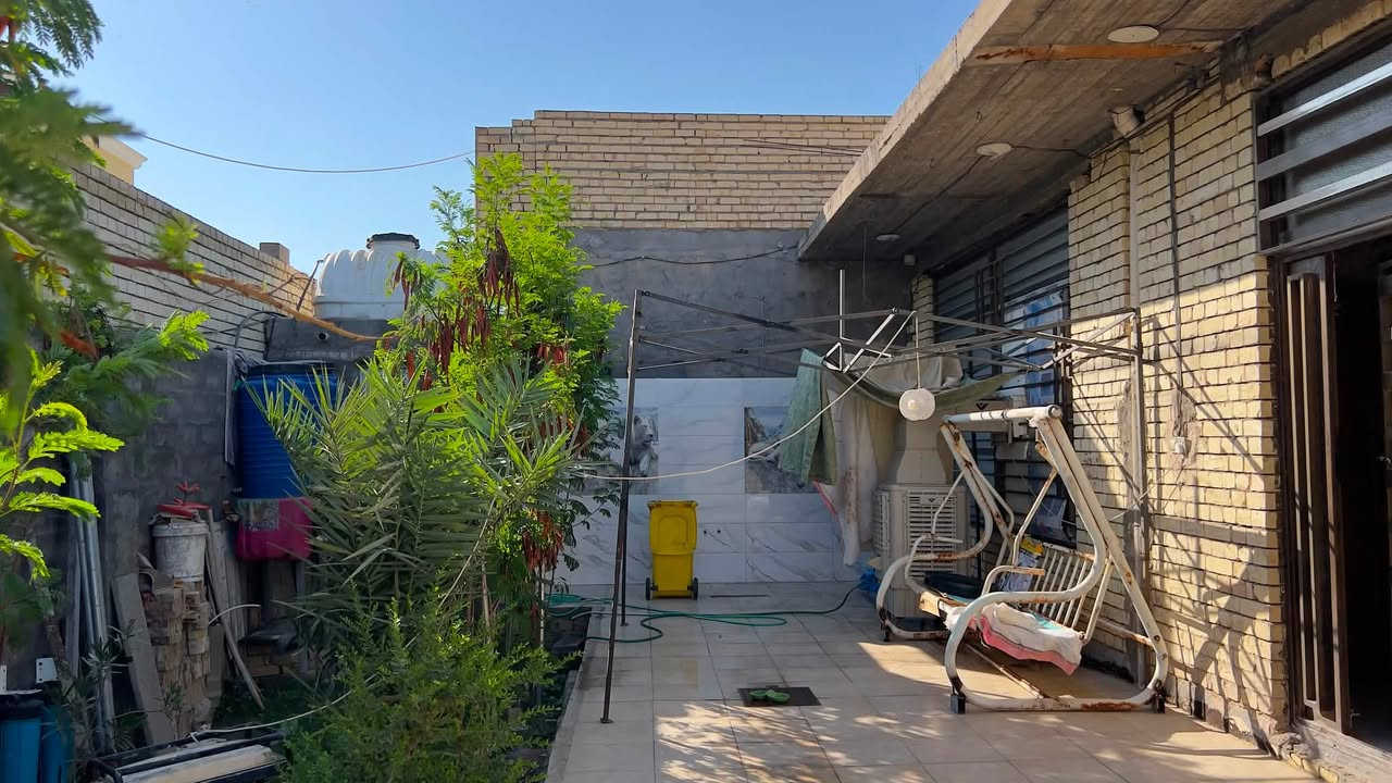 بيت للبيع او المراوس خلف جامعة العميد
بيت للبيع او المراوس 
موقع البيت خلف جامعة العميد بعد فرع قرية ال جميل يبعد عن نهر الهنيديه 50 متر 
مساحته 300 م واجهه 25 ونزال 12 طابق واحد 
يحتوي على مدخلين باب سلايد وباب صغير 
كراج + حديقه+ حمام خارجي 
موزع + استقبال كبير + مطبخ حار بارد مع ملحقاته + صاله
غرفتين نوم واحده نظام سويت 
مجمع صحيات 
درج وبيتونه 
يحتوي البيت على ممر محيط به عرض متر 
البيت بناء حديث طابوق سنه 2024 وجدران بورسلين وارضية المنزل بورسلين مع حديقه داخليه تصلح شلال مستقبلا 
البيت مزود ب سبالت 
مع بئر ماء 
الخدمات 
شارع تبليط عرض 10 متر + كهرباء وطني مولده + مجاري وماء وخدمة انترنت 

للاستفسار والتواصل الاتصال على الرقم
***********
