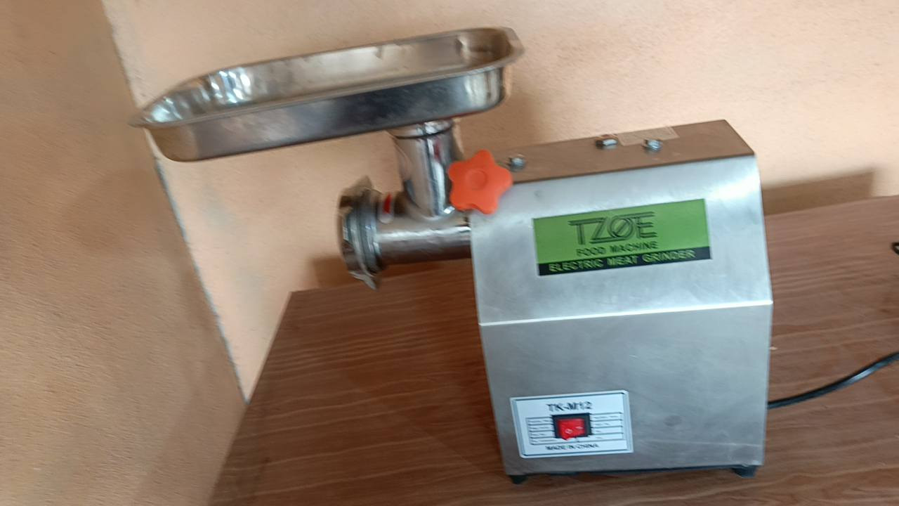 السلام عليكم يوجد مثرامه لحم جديد غير مستخدم للبيع التواصل عبر الماسنجر او الواتساب ***********
