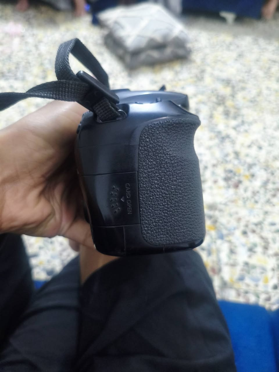 سلام عليكم 
كامره كانون D60 نضيف 90 بالميه 
شترها أقل 40 كي 
مع عدسه 18,135 دبل سبلايزر 
مع ملحقات 
بطاريه 
وشاحنه 
الكامره نضيفه امانت الله أو رسوله 
سعرها 500 أو بيها مجال للشراي 
المهتم هاذا رقمي ***********
