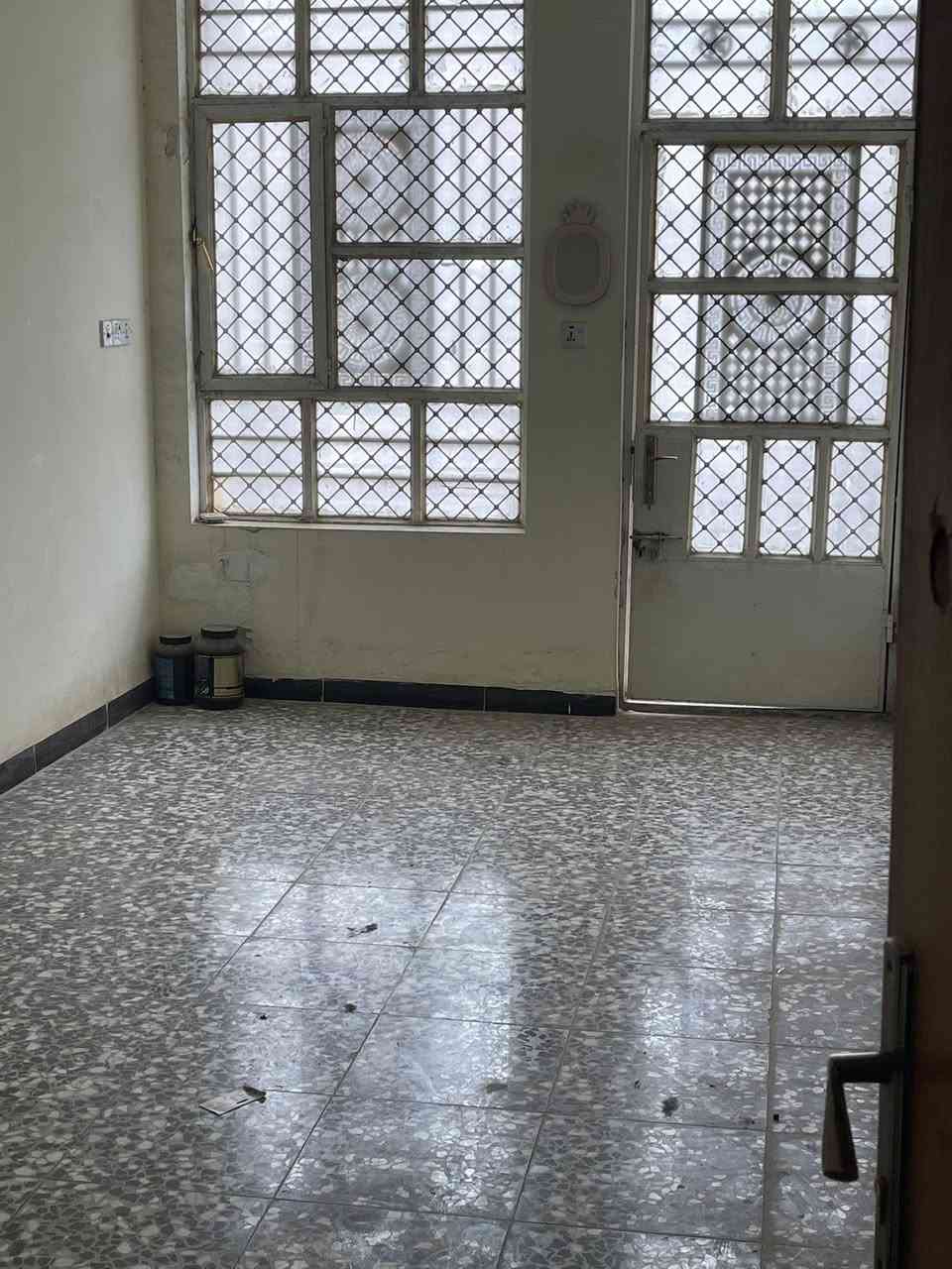 (لليجار الشعب شارع عدن)
سلام عليكم يوجد مشتمل 75م يحتوي على صاله ستقبال مطبخ 2غرف نوم خدمات 2 منور 2 شارع عدن قرب محمد النجار استفسار 
ابو علي *********** مكتب الوليد
