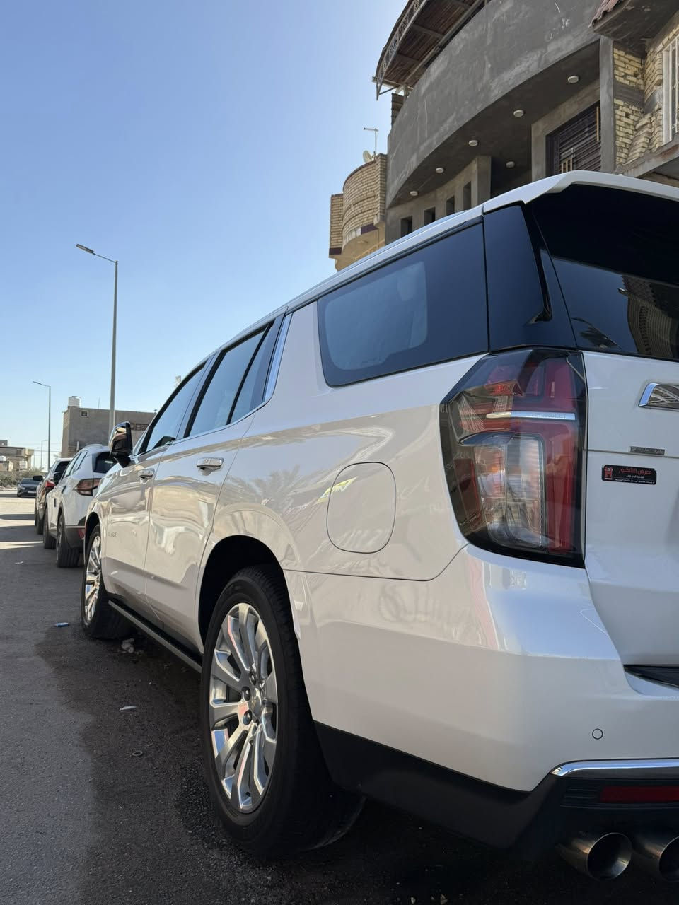 تاهو للبيع 2021السياره فول المواصفات جوه السياره كفاله عامه السياره مرقمه بغداد عنواني بصره الرقم الاماني الجديد 
وارد خليجي مغلفه ببف الون صدفي النضافه امبينه 
 السعر 490ورقه مكاني البصره الرقم ***********
سيارة شيفروليه تاهو بريمير (Premier) 2021 هي الفئة الأعلى (فل كامل) قبل فئة "هاي كاونتري"، وقد شهد هذا الموديل بداية الجيل الخامس بتغييرات جذرية في التصميم والتقنيات.
إليك أبرز مواصفات تاهو بريمير 2021:
1. الأداء والمحرك
• المحرك: V8 سعة 5.3 لتر (EcoTec3).
• القوة الحصانية: 355 حصان.
• عزم الدوران: 519 نيوتن متر.
• ناقل الحركة: أوتوماتيكي بـ 10 سرعات (بأزرار تبديل بدلاً من العصا التقليدية).
• نظام التعليق: تتميز فئة بريمير بنظام Magnetic Ride Control (التحكم المغناطيسي بالركوب) لتوفير سلاسة فائقة، مع توفر خيار نظام التعليق الهوائي التكيفي.
2. المواصفات الخارجية
• العجلات: جنوط ألومنيوم مقاس 22 بوصة.
• الإضاءة: مصابيح LED أمامية وخلفية كاملة.
• المرايا: قابلة للطي كهربائياً مع ميزة التدفئة والذاكرة ومؤشرات النقاط العمياء.
• الدرجات الجانبية: قابلة للتوضيب كهربائياً (في بعض النسخ) مع إنارة محيطية.
• صندوق الأمتعة: باب خلفي يفتح كهربائياً بتمرير القدم.
3. المقصورة والرفاهية
• المقاعد: جلد فاخر مع خاصية التدفئة والتبريد للمقاعد الأمامية، وتدفئة لمقاعد الصف الثاني.
• النظام الصوتي: نظام Bose Premium المكون من 10 مكبرات صوت.
• الشاشات:
• شاشة لمس مركزية مقاس 10.2 بوصة تدعم Apple CarPlay و Android Auto (لاسلكي).
• شاشة عدادات رقمية مقاس 8 بوصة.
• إمكانية وجود شاشات خلفية مقاس 12.6 بوصة لركاب الصف الثاني.
• الثلاجة: مدمجة في الكونسول الوسطي بقدرة تبريد عالية تصل إلى -5 درجات مئوية.
• السقف: فتحة سقف بانورامية واسعة.
4. أنظمة الأمان والتكنولوجيا
• الرؤية: كاميرات محيطية 360 درجة وشاشة عرض على الزجاج الأمامي (HUD) مقاس 15 بوصة.
• مساعدة السائق:
• تنبيه التصادم الأمامي مع فرملة طوارئ أوتوماتيكية.
• تنبيه مغادرة المسار مع المساعدة على البقاء في المسار.
• نظام تنبيه حركة المرور الخلفية والنقاط العمياء.
• حساسات ركن أمامية وخلفية.
