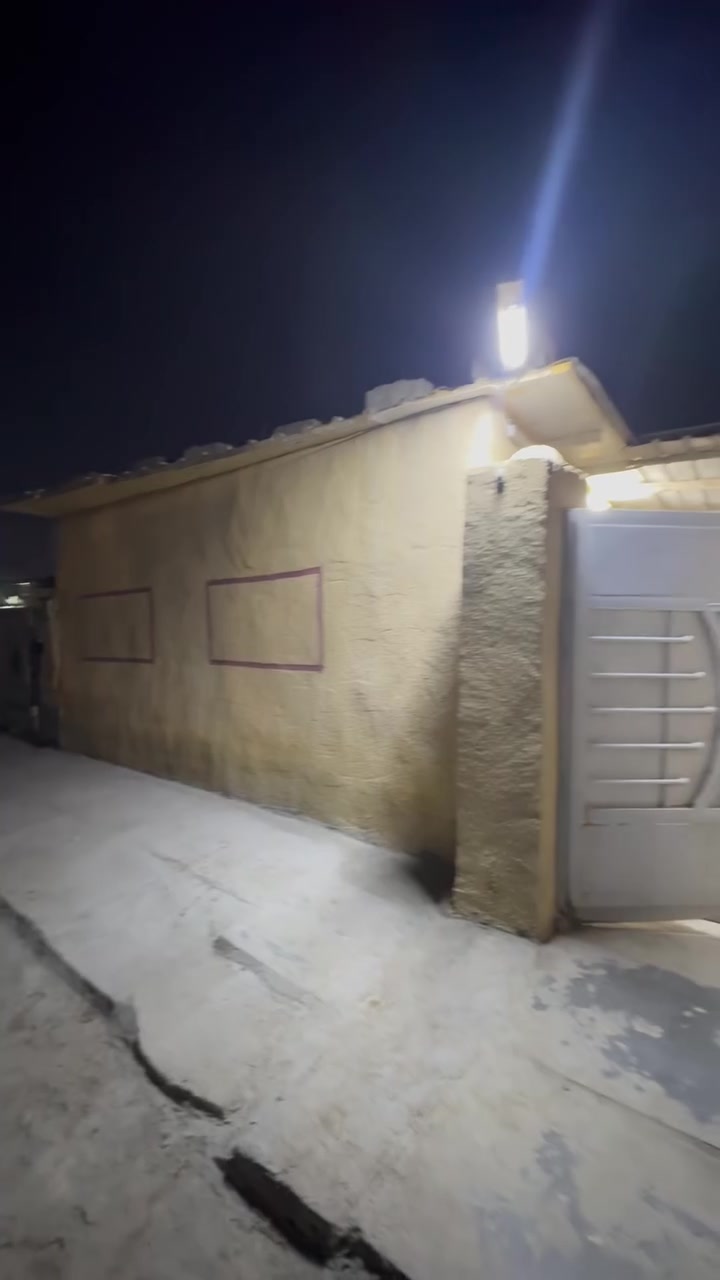 سلام عليكم بيت لبيع مساحته 125متر مربع شوفت عينكم النضافه البيت الموقع مالته الربيع مدرست اياً صوفا  الشارع النقابيله البيت ركن  وعل تبليط السعر30وبيه  مجال بسيط 

***********  بيه وتساب
