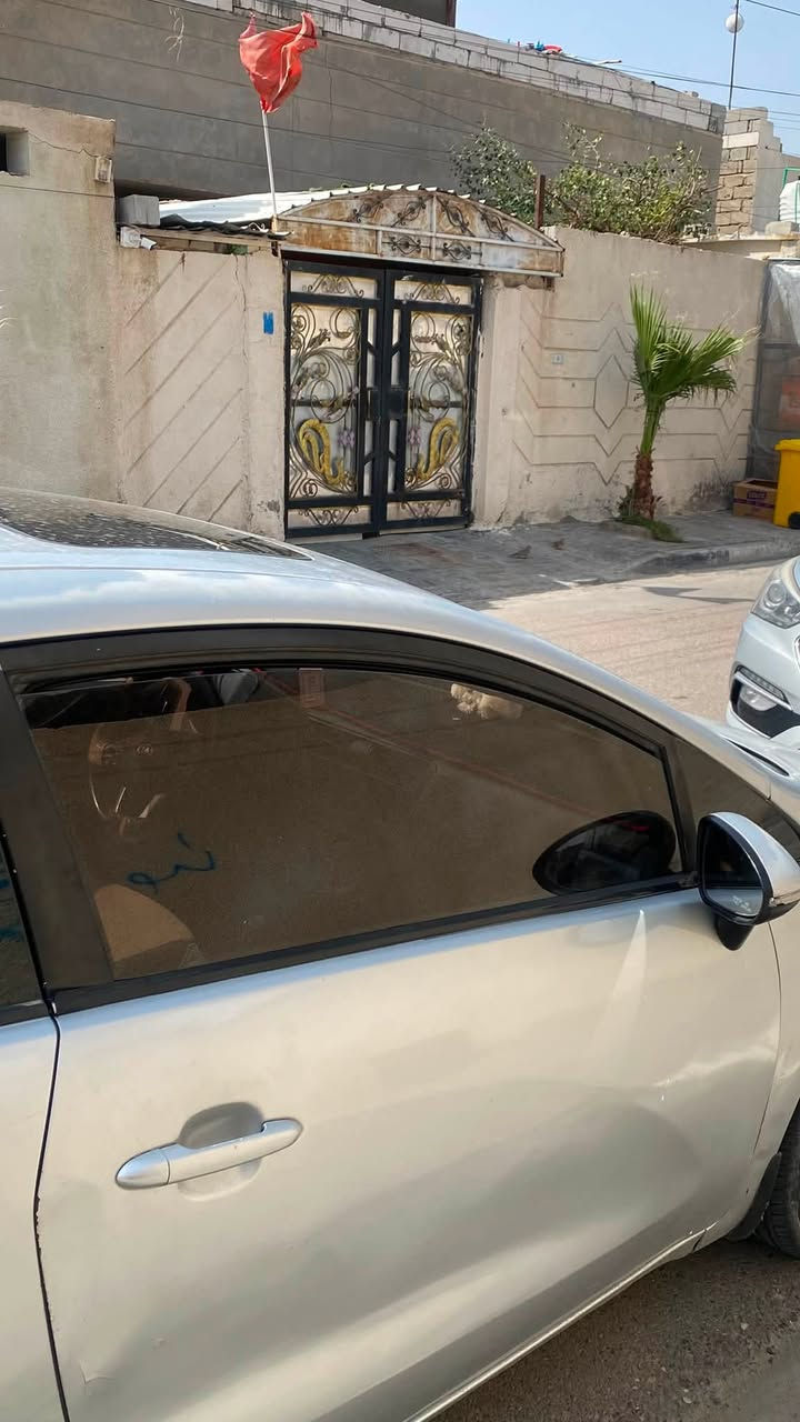 سيارة كيا ريو مديل ٢٠١٣نضيفه جدا وبيها   شاشه اندرويد ومضلله وبيها فتحه بنوراما  والسياره ستيشن عاليه رياضيه تك باب  محركها ١٤٠٠ ماشيه قليل السياره بيها ضربه وره ومصلحه ما مبينه الصبغ بيها مكانات صبغ ما مكفوله البدي  والمحرك والكير والحداديه مكفولات على الفحص   رقمها انكليزي بصره تحويل ثاني يوم راعيها جوارينه مالت معلمه ما متعوبه تفيد للبنات سعرها ٦٧ وبيها مجال قليل ومكاني البصره حي المهندسين شارع المقيمين الشراي يتصل على الرقم هذا ***********
