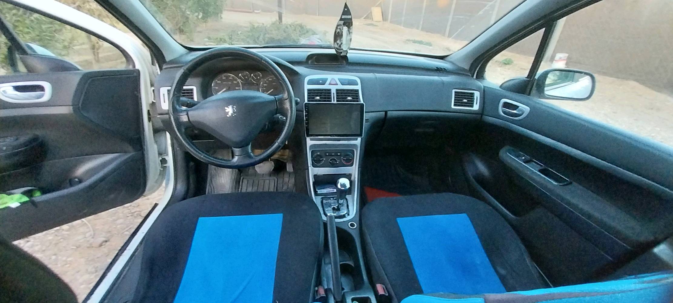 بيجو ٣٠٧ موديل ٢٠٠٦ رقم بابل بأسمي تحويلها بغداد رقم دولي جديد هزه جديدة شادلها كير ومكينة مال حاوية اخو الجديد صدر امامي وخلفي جديد نقصها فقط التبريد 
مكاني بغداد السعر ٥٥ وبيها مجال لان مستعجل على البيع 