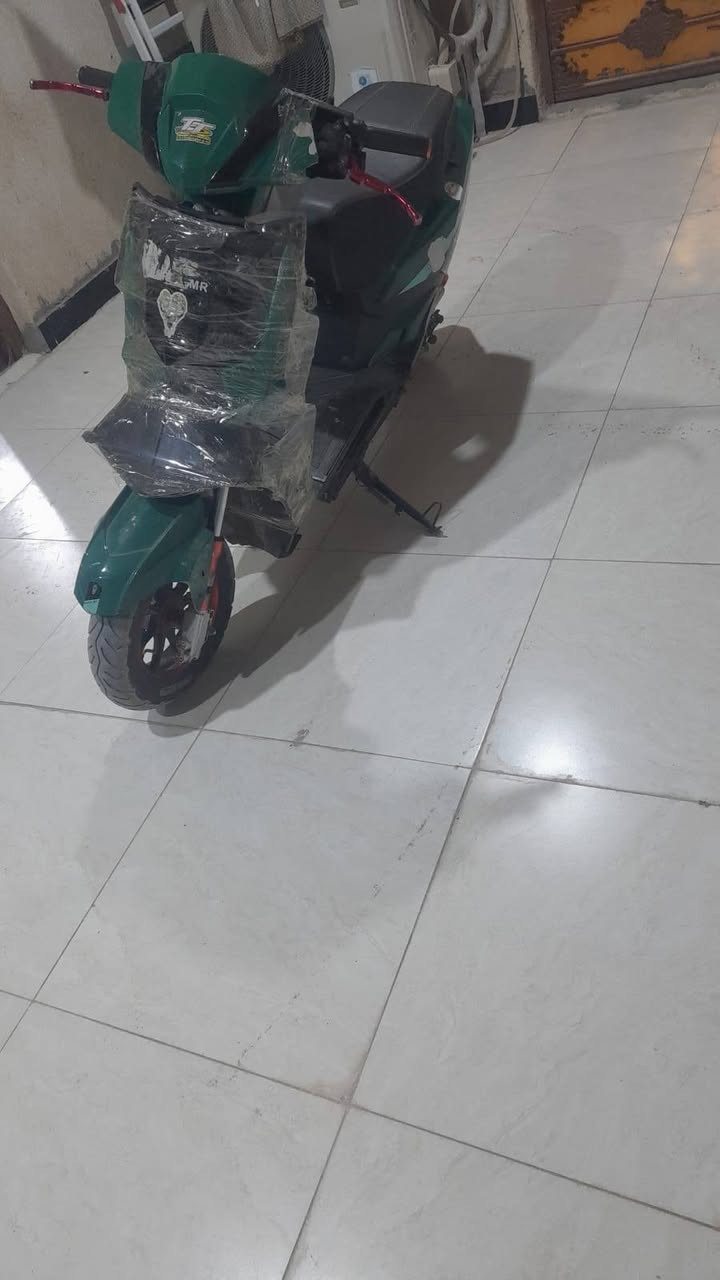 سلام عليكم دراجه شحن سكنس دراجه جديده شويه متروكه ويحتاجله ترتيب بيه نواقص غراضه كامله ويه بطاريات نص عمر  سعر مناسب ٢٥٠ المكان البصره زبير ***********
