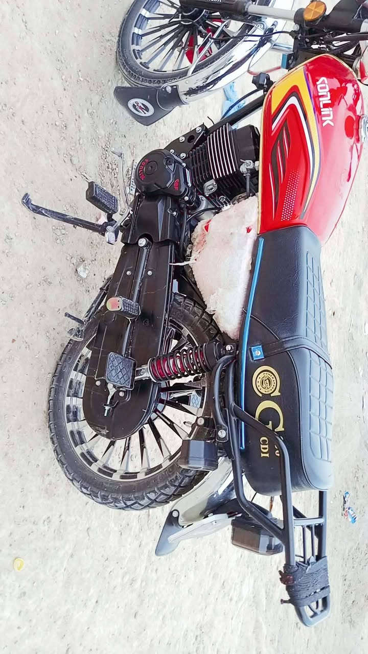 السلام عليكم شباب دراجة  موديل 2025 ضاغطة وزنجيل
 بعدها زيرو
لونها برتقالي يخبل ماشية الف فقط منفيس كامل 
الصلنصة البلادي موجودة السعر 950 وبيها مجال شي بسيط
 الشراي يتصل او خاص ***********
